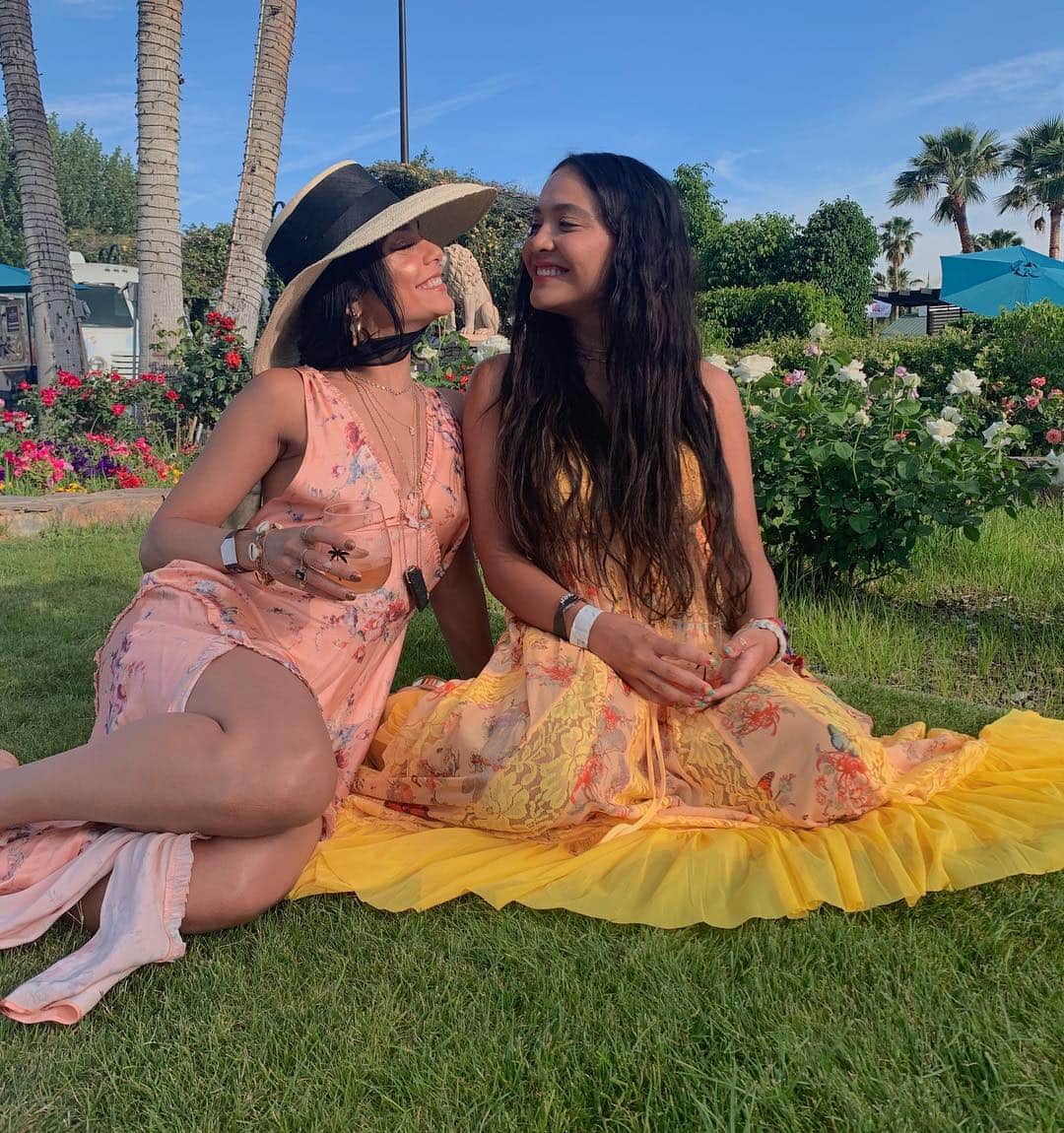 ステラ・ハジェンズのインスタグラム：「sipping with the sissster 💛🍷💛🍷」