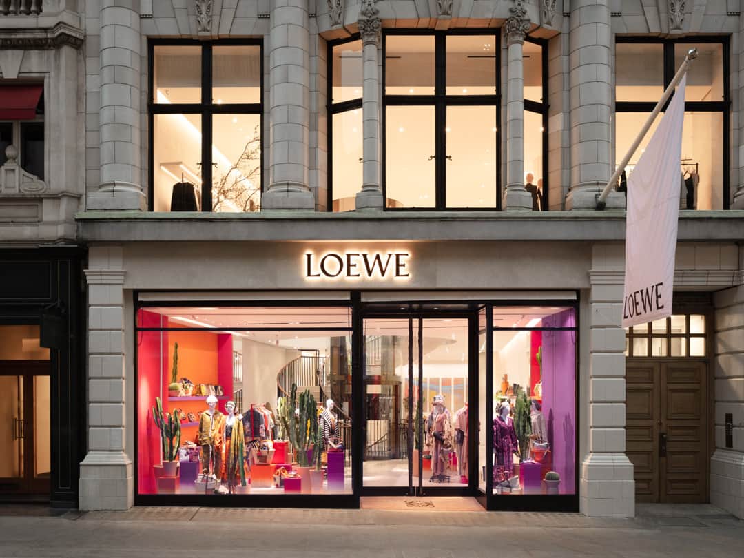 Loeweさんのインスタグラム写真 - (LoeweInstagram)「Welcome to LOEWE London - our new flagship on New Bond Street - which opens its doors on Saturday 27 April. Step inside the sweeping three-storey space, designed by @jonathan.anderson in line with his CASA LOEWE concept, where our latest collections are interspersed with a specially curated exhibition of art, craft and design works.  #LOEWE #LOEWElondon」4月26日 4時30分 - loewe