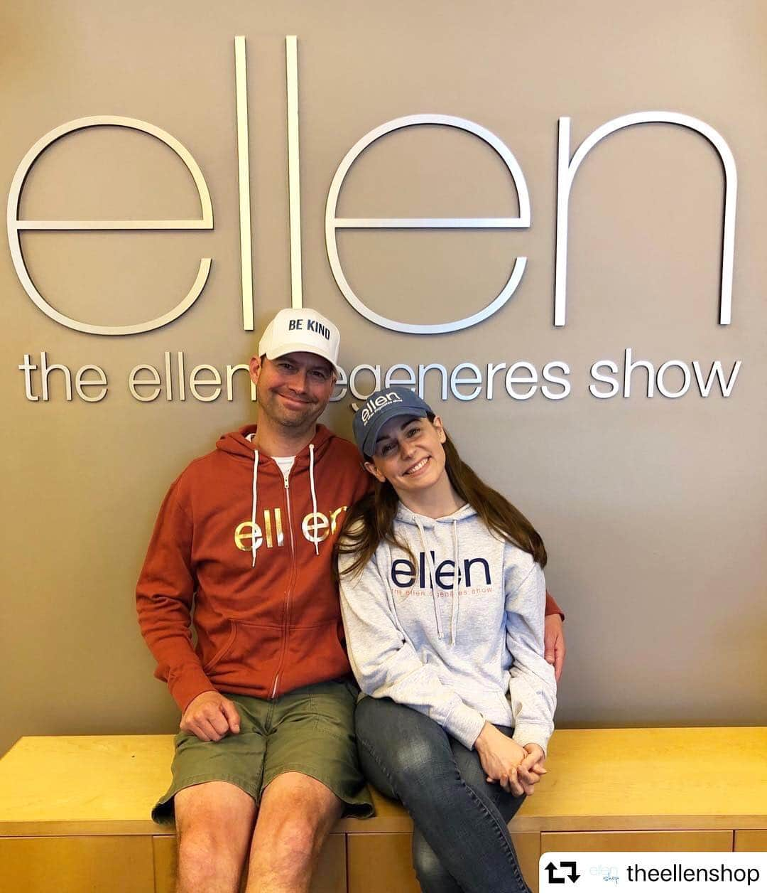 エレン・デジェネレスさんのインスタグラム写真 - (エレン・デジェネレスInstagram)「I couldn’t agree more. #repost @theellenshop ・・・ Two of our favorite people.  @iamjeanniek  @thezenor」4月26日 4時42分 - ellendegeneres