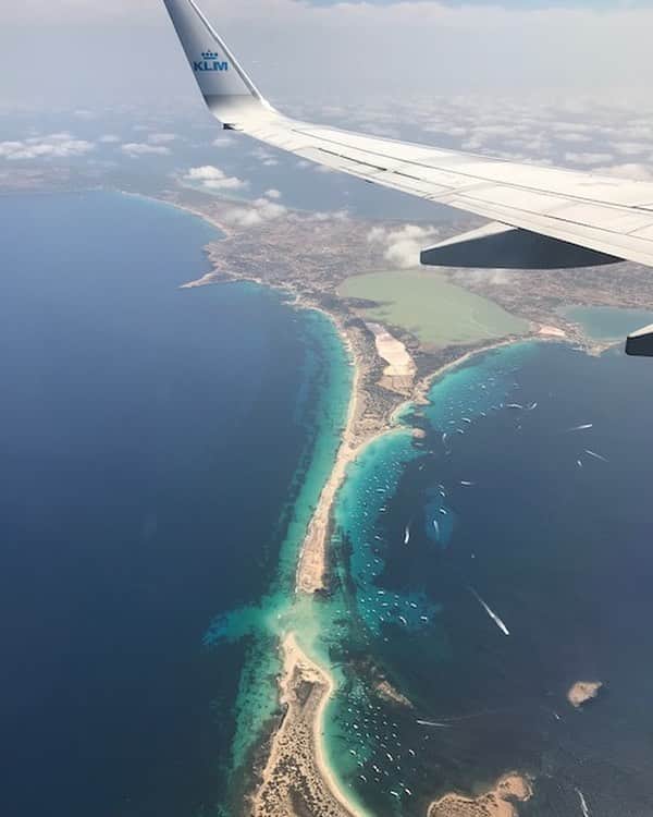 KLMオランダ航空さんのインスタグラム写真 - (KLMオランダ航空Instagram)「This Island view 😍🏝 #KLM #RoyalDutchAirlines #flyKLM 📸 by @travelrebels⠀ •⠀ •⠀ •⠀ #island #islandlife #windowview #window #view #viewfromabove #fromabove #flying #travel #travelgram #travelling #fly」4月26日 4時35分 - klm