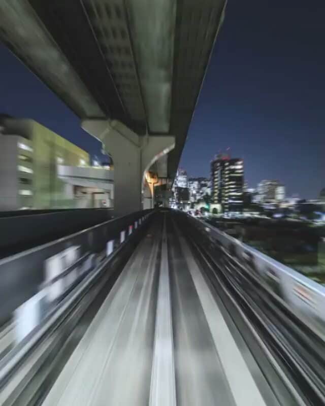 のインスタグラム：「@itchban Hyperloop. . This is a photo hyperlapse shot on the rainbow bridge train in Tokyo Japan. Probably one of my favourite cinemagraphs so far. . Stare right in the centre. Can you spot loop?」