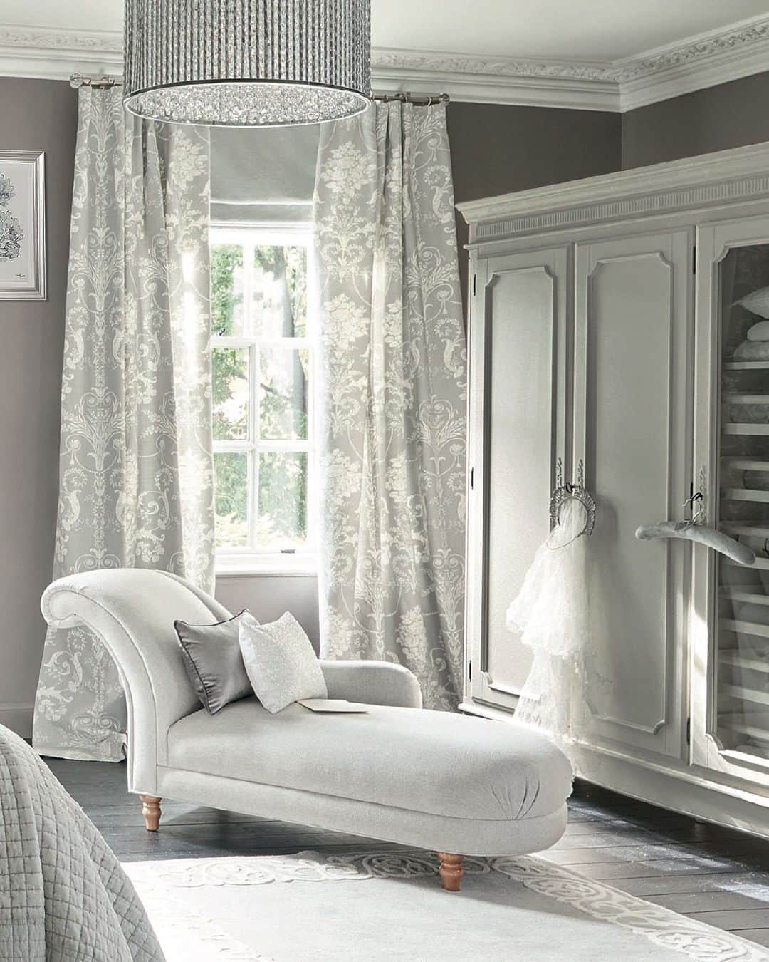 ローラアシュレイのインスタグラム：「Whether you’re looking for a statement piece for your hallway or timeless bedroom furniture, the chaise is the perfect way to add a regal touch to the home」