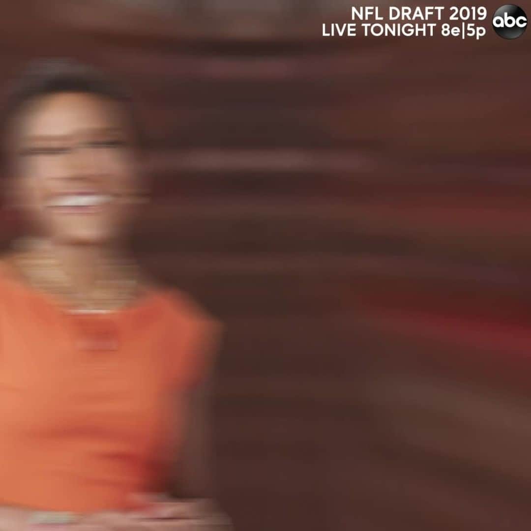 アメリカン・ブロードキャスティング・カンパニーのインスタグラム：「Our #NFLDraft2019 host @robinrobertsgma 😍 >>>>>>」