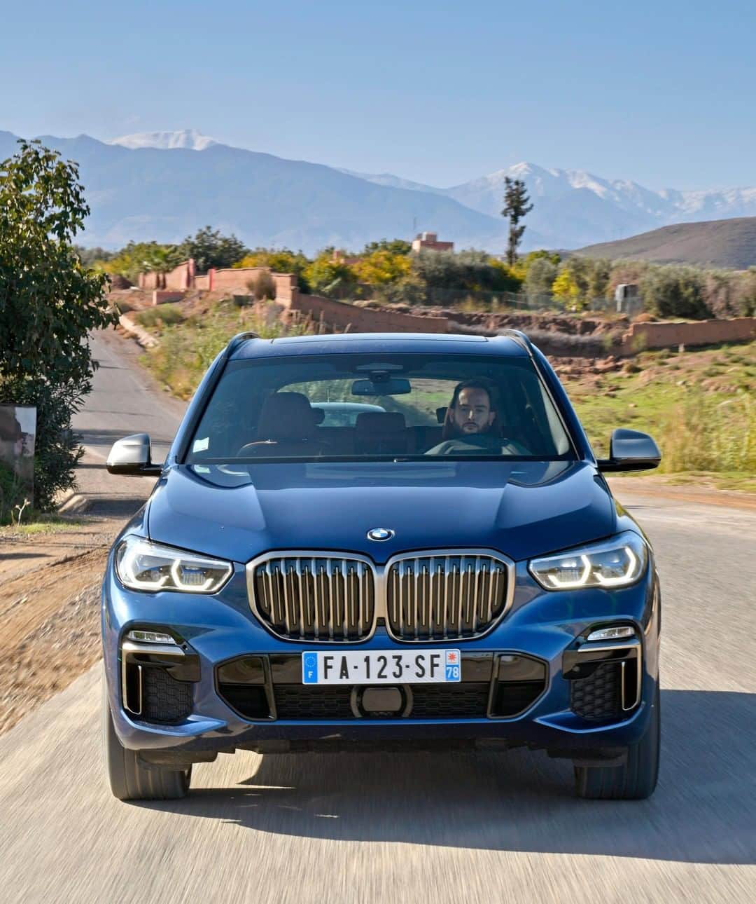 のインスタグラム：「Eagerly discovers new places. The BMW X5. #BMW #X5 __ BMW X5  M50d: Fuel consumption in l/100 km (combined): 7.2 - 6.8. CO2 emissions in g/km (combined): 190 - 179, exhaust standard EU6d-TEMP. The values of fuel consumptions, CO2 emissions and energy consumptions shown were determined according to the European Regulation (EC) 715/2007 in the version applicable at the time of type approval. The figures refer to a vehicle with basic configuration in Germany and the range shown considers optional equipment and the different size of wheels and tires available on the selected model. The values of the vehicles are already based on the new WLTP regulation and are translated back into NEDC-equivalent values in order to ensure the comparison between the vehicles. [With respect to these vehicles, for vehicle related taxes or other duties based (at least inter alia) on CO2-emissions the CO2 values may differ to the values stated here.] The CO2 efficiency specifications are determined according to Directive 1999/94/EC and the European Regulation in its current version applicable. The values shown are based on the fuel consumption, CO2 values and energy consumptions according to the NEDC cycle for the classification. For further information about the official fuel consumption and the specific CO2 emission of new passenger cars can be taken out of the „handbook of fuel consumption, the CO2 emission and power consumption of new passenger cars“, which is available at all selling points and at https://www.dat.de/angebote/verlagsprodukte/leitfaden-kraftstoffverbrauch.html.」