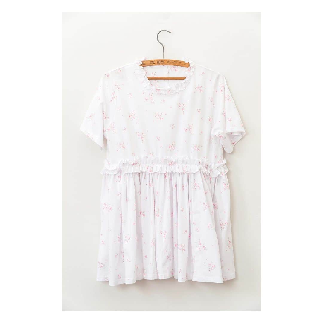 キャベジズ&ローゼズのインスタグラム：「Part of the happiest of collaborations, Letitia in the delicious Rosabelle print by @officialhshabbychic features delicate pink florals scattered on a field of white 🌸 She is made from 100% organic cotton jersey and is a delight #ruffledshirt #newin #floralshirt #organiccotton #organicshirt #notfastfashion #shabbylovescabbagesandroses #shabbychicliving #cabbagesandroses #cabbagesandrosesfashion @christina_strutt @cabbagesandroses_shop 👆Link In Bio👆」