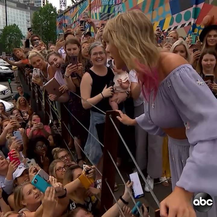 アメリカン・ブロードキャスティング・カンパニーのインスタグラム：「@taylorswift is in Nashville and says to tune in to @ABCNetwork TONIGHT! Will she reveal anything about #TaylorSwiftApril26? Watch the @NFLDraft tonight at 8PM ET! #NFLDraft」