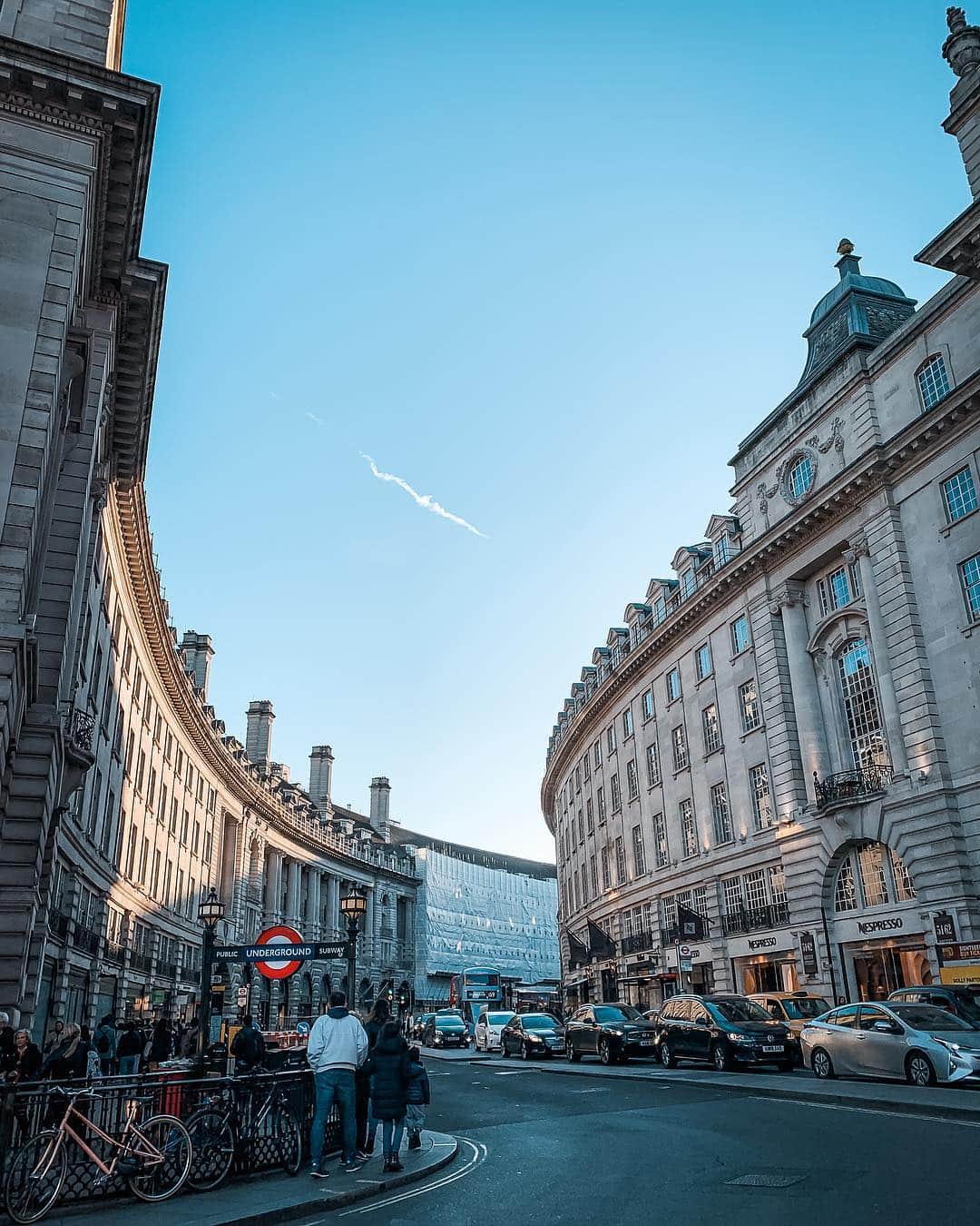 @LONDON | TAG #THISISLONDONさんのインスタグラム写真 - (@LONDON | TAG #THISISLONDONInstagram)「#RegentStreet vibes from @MrLondon tonight! That was the only cloud ☁️ in the sky! Sweeeet! ☀️😎 // #thisislondon #london #piccadilly #piccadillycircus」4月26日 5時27分 - london