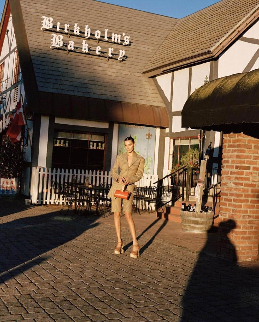 ベラ・ハディッドさんのインスタグラム写真 - (ベラ・ハディッドInstagram)「Vogue US in Solvang !!!! I love this town ! Shot by @seanthomas_photo styled by the one and only  @jordenbickham !!!! @voguemagazine ❤️❤️❤️」4月26日 5時28分 - bellahadid