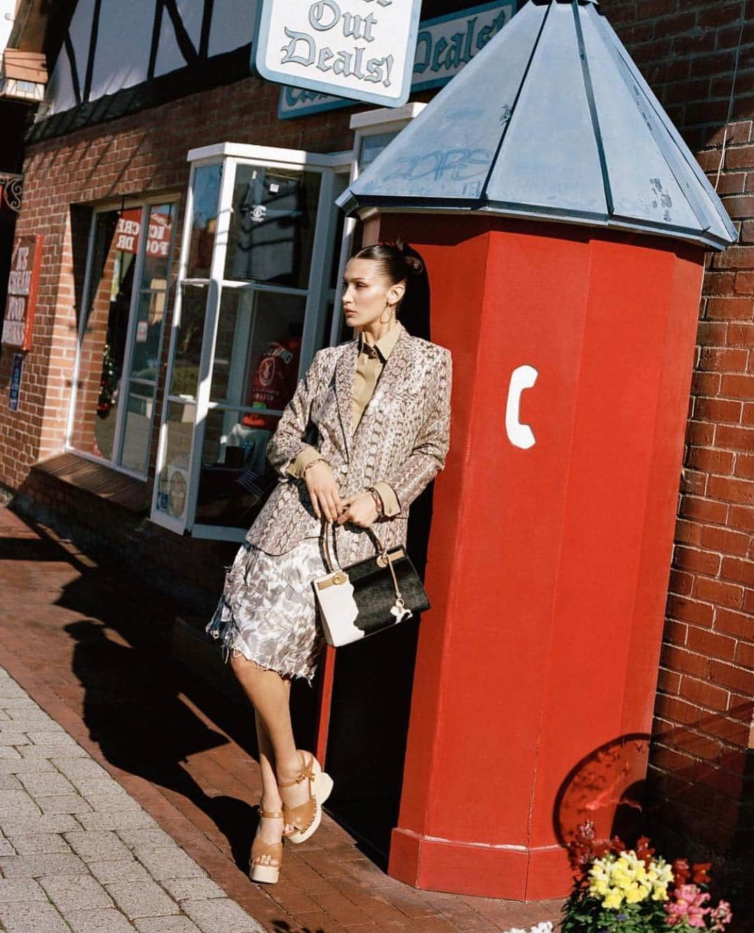 ベラ・ハディッドさんのインスタグラム写真 - (ベラ・ハディッドInstagram)「Vogue US in Solvang !!!! I love this town ! Shot by @seanthomas_photo styled by the one and only  @jordenbickham !!!! @voguemagazine ❤️❤️❤️」4月26日 5時28分 - bellahadid