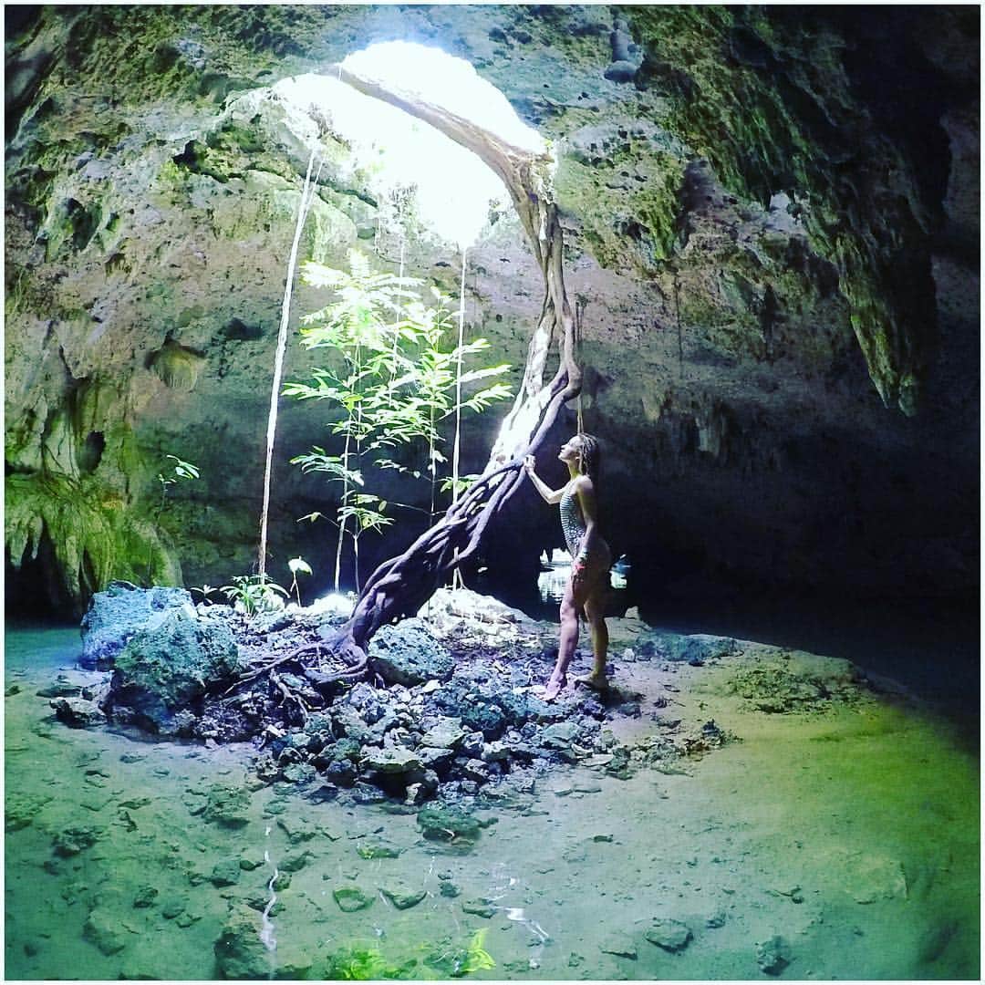 リンジー・ゴートのインスタグラム：「Dios bo’otik (“thank you” in Mayan) to everyone for the birthday wishes! this birthday trip has been inspiring, relaxing, indulgent, educational, and basically sponsored by mezcal✌🏻 looking forward to this next year of my life, whatever it may bring. Dios bo’otik, Tulum. ❤️」