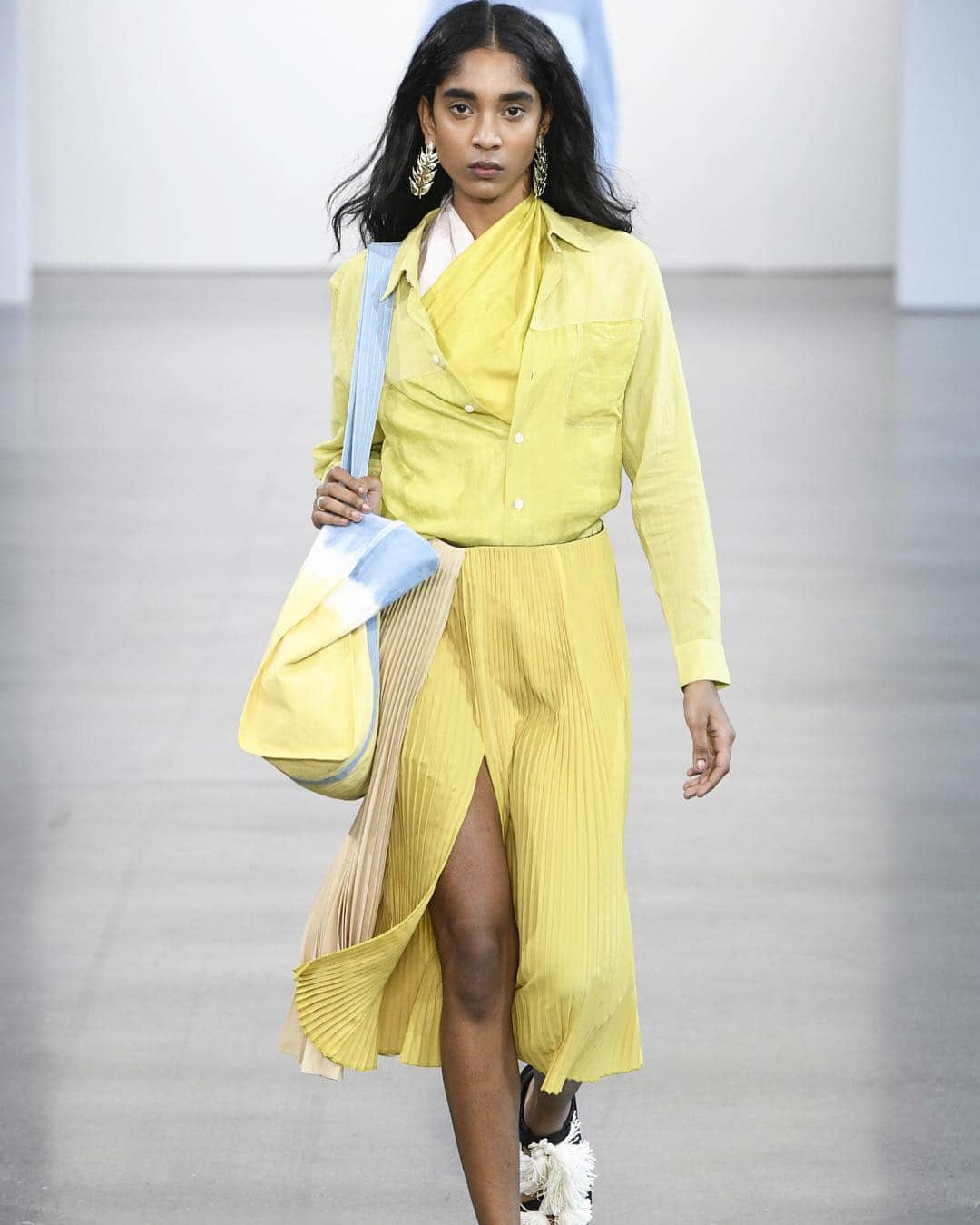 のインスタグラム：「#NEWARRIVALS #organic #artisanal hand-dye silk on the #SS19 #runway SHOP this shirt and many more #sustainable styles through the link in bio #earthmonth #fashionrevolutionweek」