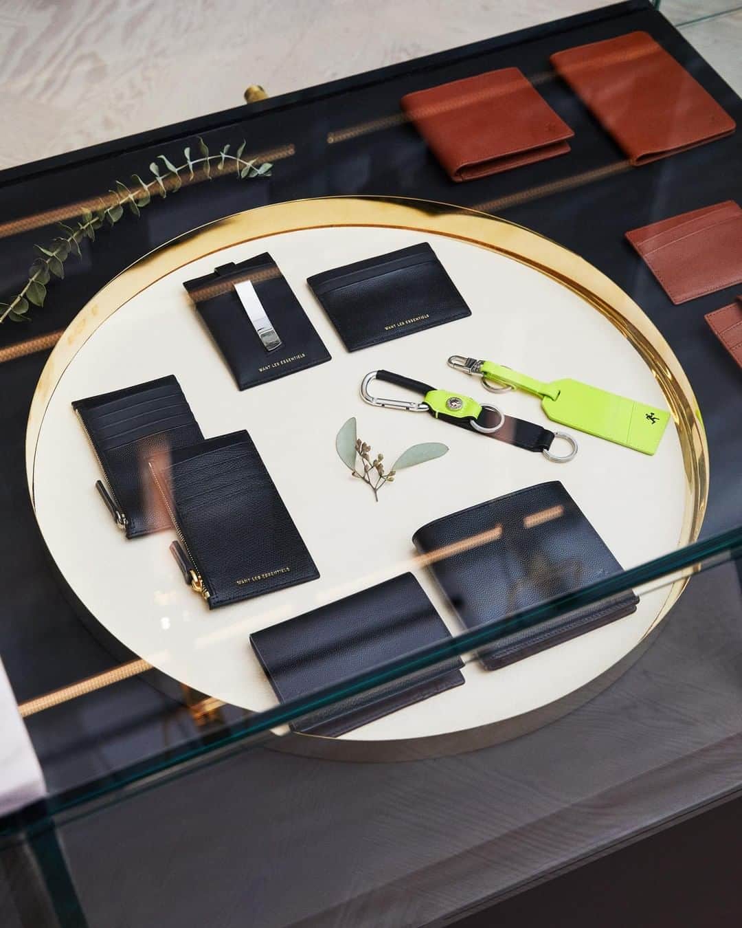 ウォントのインスタグラム：「Leather goods for a timeless gift. Shop pieces to celebrate graduation day, link in bio. — #wantlesessentiels #gifts #graduation #giftsforher #giftsforhim」