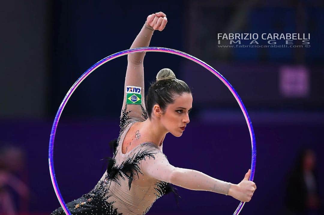 ナターリア・ガウジオのインスタグラム：「Amanhã começa a Copa do Mundo de Baku - Azerbaijão... A terceira e última etapa dessa maratona de competições!! Quase 1 mês longe de casa, com foco total nos treinos e competições... Com certeza a Natália que competiu a primeira Copa do Mundo não é a mesma que está aqui hoje!! Estamos evoluindo dia após dia e aprendendo com os nossos erros, isso é o mais importante da vida, conseguir superar problemas e seguir em frente!! E aqui estamos nós pra esse último desafio... Com muita fé, coragem e determinação!! Ponha Deus no início e ele cuidará do fim!! 🙏🏼✨🇦🇿🤸🏼‍♀️😍🇧🇷💪🏼❤️ #worldcupbaku2019 #azerbaijan #baku #rhythmicgymnastics #love #hoop #ball #competition #focus #determination #caixa #cbg #cob #timebrasil #samp」