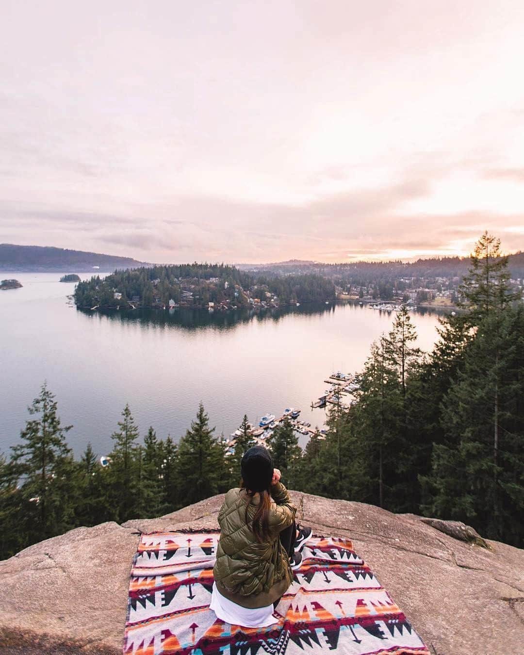 バンクーバー観光局- Tourism Vancouverさんのインスタグラム写真 - (バンクーバー観光局- Tourism VancouverInstagram)「バンクーバーから日帰りで行ける「ディープコーブ」は、ノースバンクーバーにある大自然の絶景スポット！写真の Quarry Rock（クォーリーロック）からは、美しい入り江と緑豊かな山々を一望することができます。 📷 : @vancitywild(Instagram) . . . #カナダ #バンクーバー #Vancouver #旅 #旅行 #女子旅 #旅好き #一人旅 #海外旅行 #トラベル #旅女子 #旅行好きな人と繋がりたい #旅好きな人と繋がりたい #旅行好き #旅行大好き #旅行行きたい #旅に出たい #海外 #旅の記録 #旅の思い出 #旅行記 #旅したくなるフォト #マイトリップ #マイトリ #retrip_global #風景 #世界一周 #ダレカニミセタイケシキ #ディープコーブ #アウトドア」4月26日 6時00分 - vancouvertabi