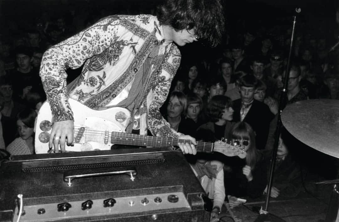 Fender Guitarさんのインスタグラム写真 - (Fender GuitarInstagram)「#TBT: In February of 1967, @JimmyPage personalized his Telecaster by adding eight circular mirrors to the body. The mirrors not only gave the Tele a kinetic feel, but they also allowed Page to manipulate the stage lights around him during his two-year run with the Yardbirds. Click the link in bio for more.」4月26日 6時03分 - fender