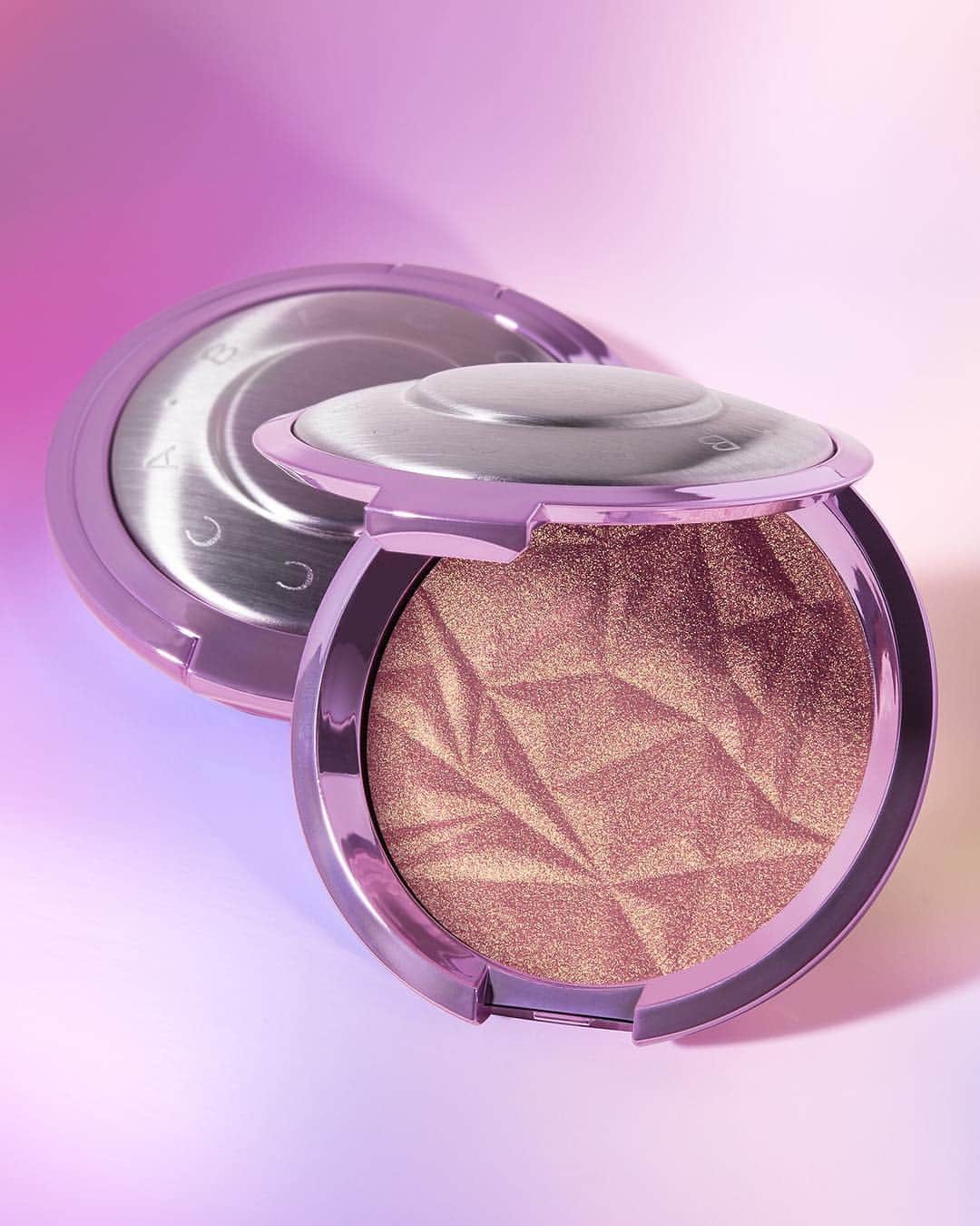 BECCAさんのインスタグラム写真 - (BECCAInstagram)「Lilac Geode Pressed Highlighter 🌸 Available exclusively at @ultabeauty for that show-stopping cool pink with golden pearl finish✨😍 #BECCAGlow #LilacGeode」4月26日 6時04分 - beccacosmetics