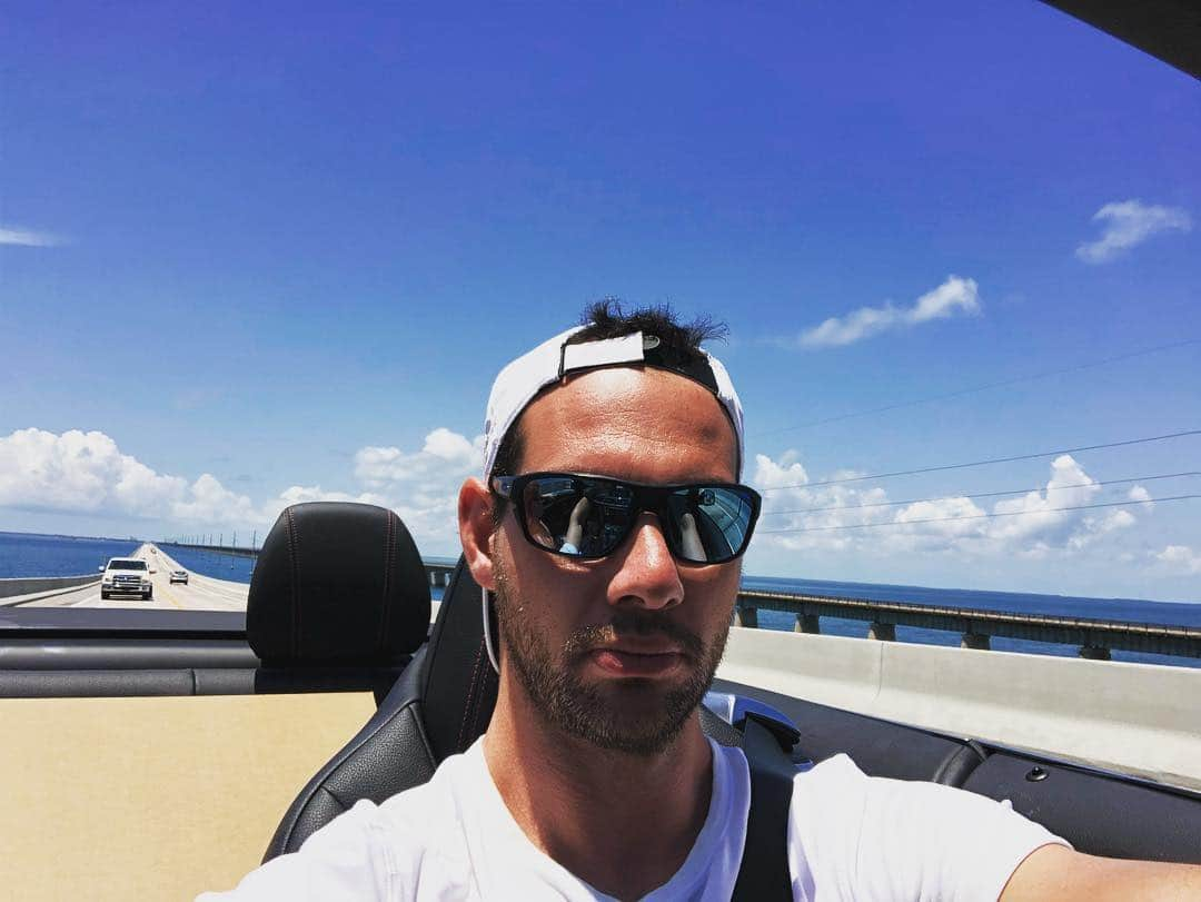 サイモン・シュナピアさんのインスタグラム写真 - (サイモン・シュナピアInstagram)「85, sunny, convertible, Miami ➡️ Key West Enough said #miami #keywest」4月26日 6時05分 - simonshnapir