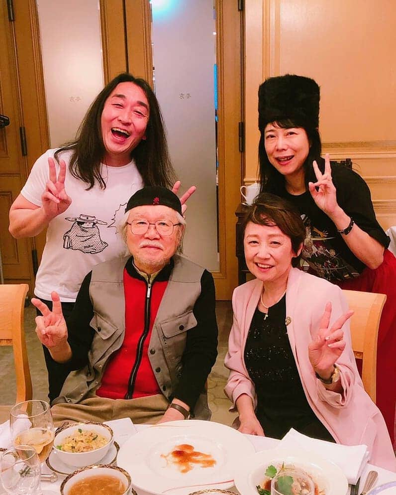 キートンのインスタグラム：「なぜ松本零士先生を囲む「1000年会」に行けたのか？ それは全て声優の潘恵子さんのおかげ。 10日前、たまたま酒の席に星野鉄郎のTシャツを着ていった私。 それを見て「1000年会」に誘ってくれた潘さん。 潘さんはガンダムのララァで有名ですが、私には1000年女王であり、ラー・アンドロメダ・プロメシュームです。 ちなみに1000年会で「漂流幹線000」のヒロイン平田静子にも会えて感激しました。 #松本零士 #潘恵子 #1000年女王 #漂流幹線000 #椿鬼奴 #キートン」