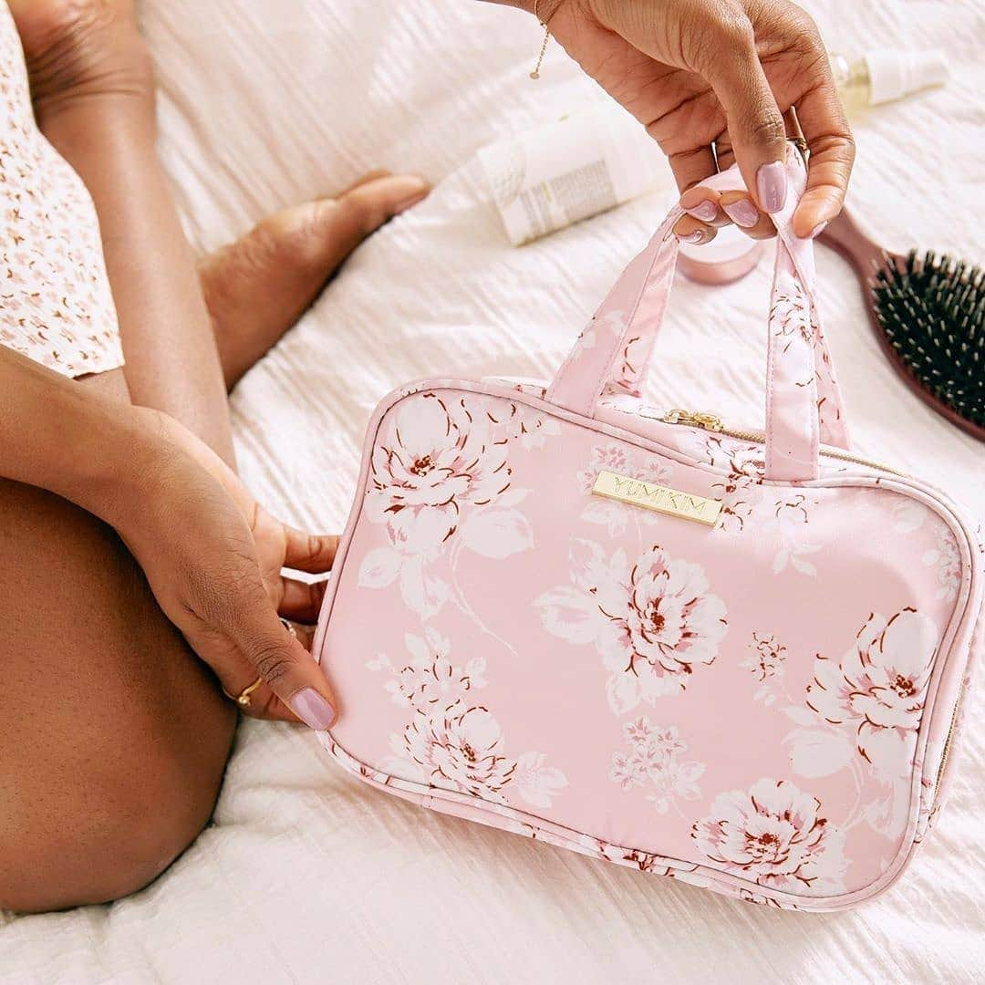 ユミキムさんのインスタグラム写真 - (ユミキムInstagram)「Introducing our Wanderlust Makeup Travel Case!  Your new travel essential.  In *case* you didn't know...The @fabfitfun Editor's Box features $200+ worth of beauty, fashion and lifestyle #musthaves. To purchase the whole package, use code YUMIKIM10 on the #fabfitfun website to save $10 off your first box!  #ykmyway #fabfitfun #travel #collab #YumiKim」4月26日 6時19分 - yumikim