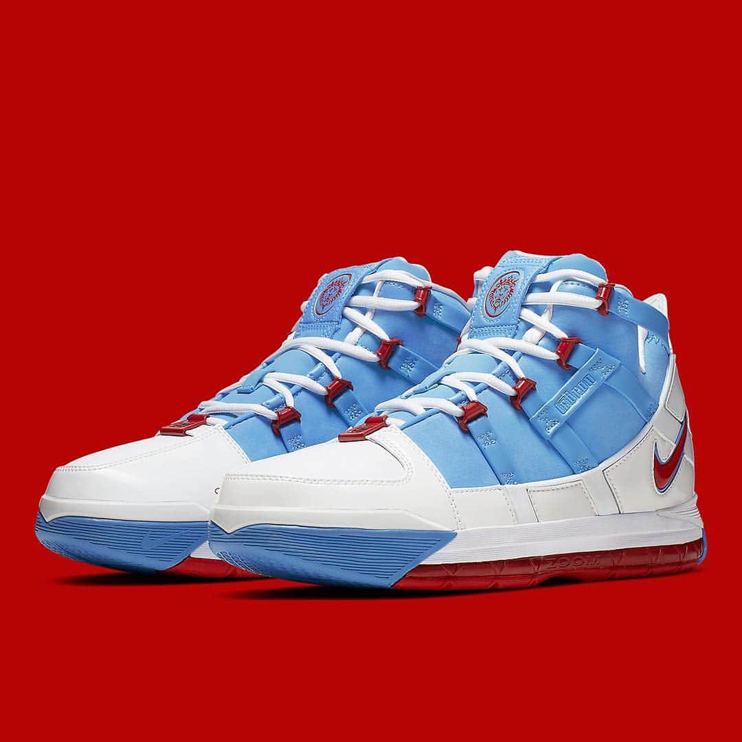 Sneaker Newsさんのインスタグラム写真 - (Sneaker NewsInstagram)「Back in 2006, Nike celebrated the All-Star Weekend in Houston by creating a special F&F colorway of the LeBron 3. Inspired by the Oilers football team, this PE has gone on to be one of most sought after shoes among LeBron collectors. For the first time ever, Nike will release the LeBron 3 “Houston Oilers” at retail. For full info, tap the link in our bio.」4月26日 6時13分 - sneakernews