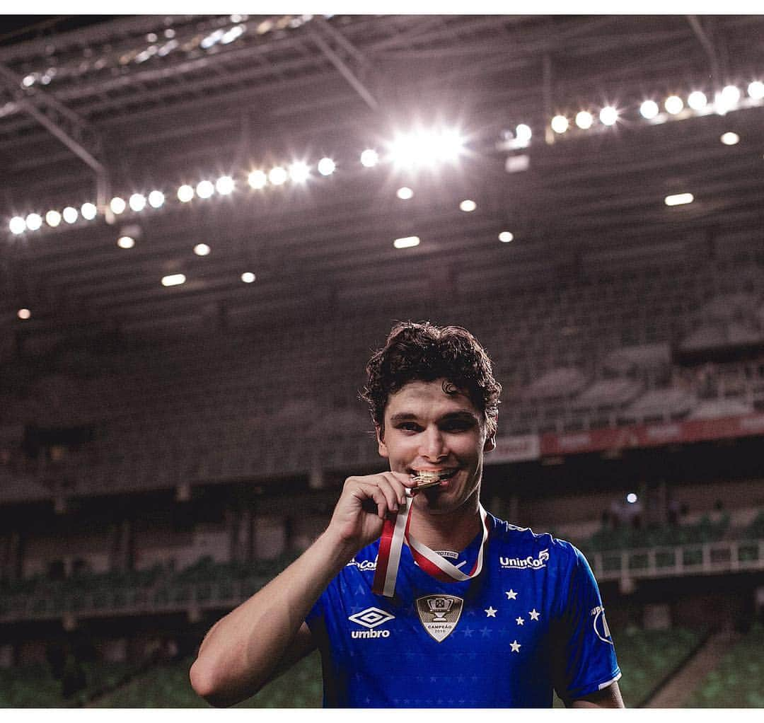 ドドさんのインスタグラム写真 - (ドドInstagram)「#TBT de respeito da grande final do campeonato mineiro. #CAMxCRU #CampeonatoMineiro2019 #Campeão 📸 @pedrovalefoto」4月26日 6時17分 - dodopires