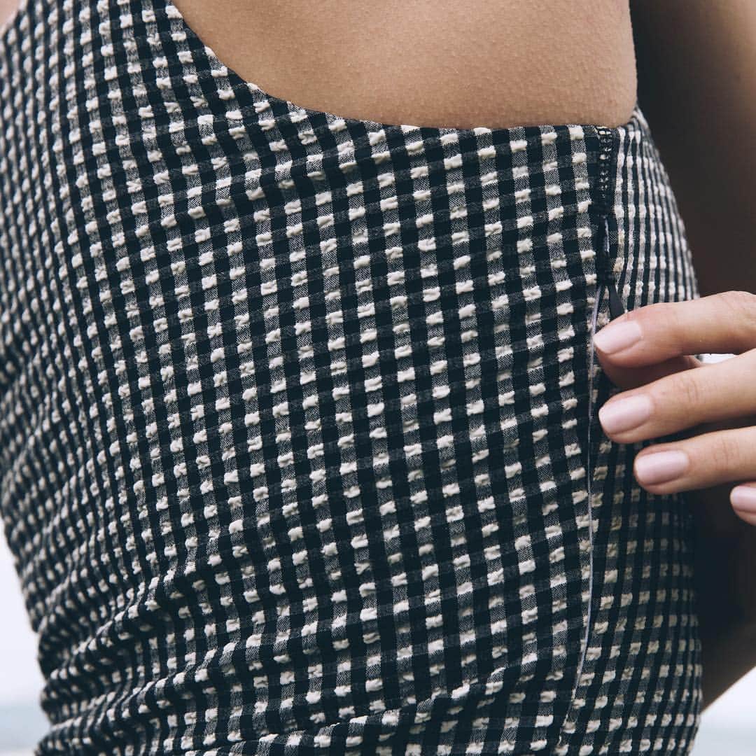 hurleyさんのインスタグラム写真 - (hurleyInstagram)「Gingham style. ⠀⠀⠀ Made with quick-drying fabric and the ability to wear it as a scoop or high-neck, the Rose One Piece is one of our favorite styles from the Rose Pack. ⠀⠀⠀ Tap to shop, then hit the link in our bio to explore the entire collection. ⚡️🌹 - 👩🏼: @britni_nicolee 📷: @baileyrebeccaroberts」4月26日 6時25分 - hurley