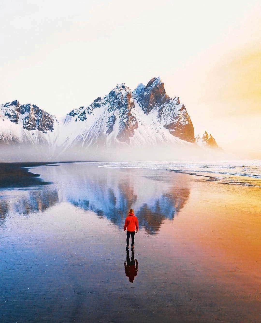 Oracle Corp. （オラクル）さんのインスタグラム写真 - (Oracle Corp. （オラクル）Instagram)「Digital transformation can move mountains. With Oracle Cloud, your business can innovate at scale and speed your #transformation journey. And you’re not in it alone. With #AI and #autonomous technology, Oracle can ease your migration when it’s time to move and manage in the #cloud. All hands are on deck, and we’re here to empower you and your #business to take on #challenges of today and tomorrow. • • 📸: Awesome shot by @h0rdur. We’re digging the #OracleRed jacket!😍」4月26日 6時35分 - oracle