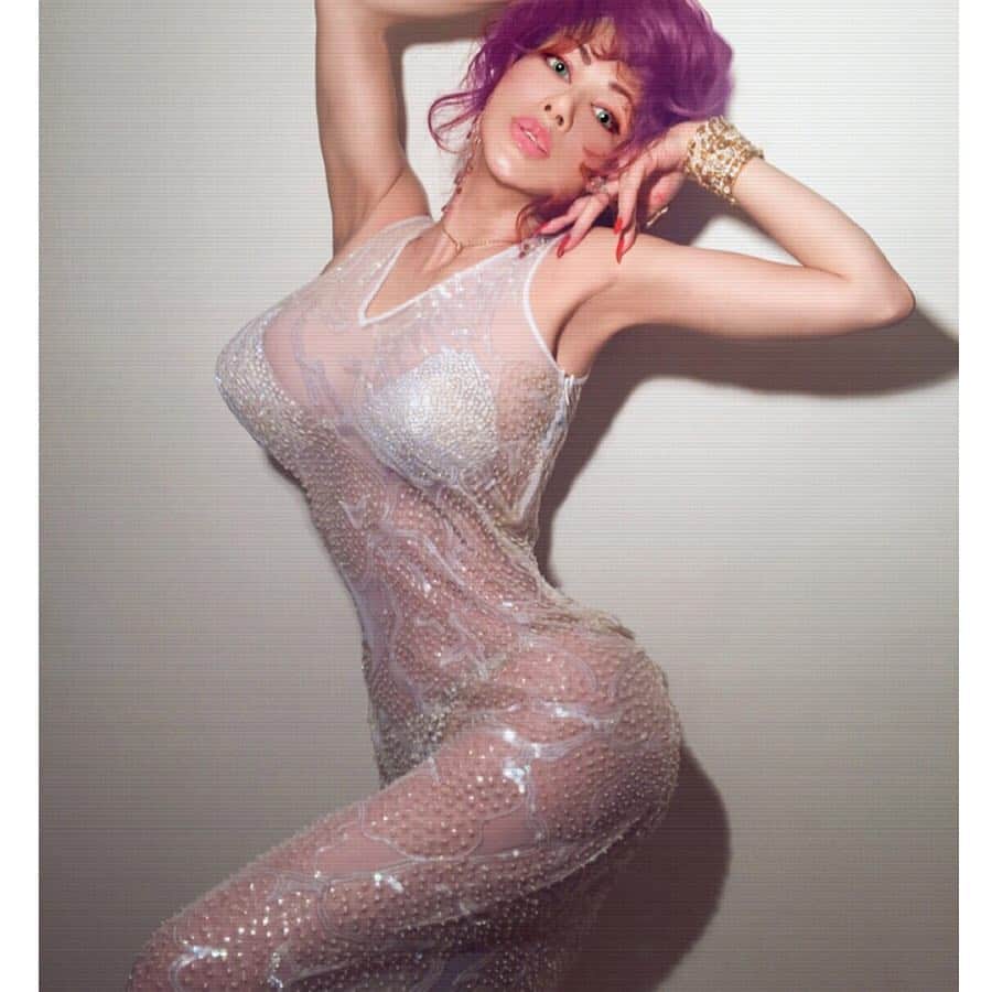 叶姉妹のインスタグラム：「「耐えないで 心を解き放つこと🦋✨」 悩みがあるときは 目を閉じて 「宇宙単位で考えて」みましょう。 そうすると、 なにごとも、 「プランクトンのようなこと」、 と思えるはず、 そして ピースフルな 「愛の深呼吸」をして 心のリセットを してみましょう。 必ず 同じ風景も違って見え 視野もうんと広がり 自然と答えが 見えてくるはず なのですから。🌹✨ 」 自分自身に少しだけでも 「何をしてあげられるのか」を 考えるだけでも「ふさぐ気持ち」を 促してあげることができるでしょう。自分に「最善をつくす」ことで、 完璧といわないまでも 心と身体のコンディションを 少しでも「まし」にすることが できるのですから。 💋✨ さて、 これは、 私のお気に入りの ファビュラスな姉の格言集ですよ💖 そして、お写真は、 私達の愛する大切な皆さんに ファビュラスな姉の💋言葉なしに心に語りかけるアメージングなまなざしは お写真から甘美な香りがヘブンリー…。 絵画のような官能美BODYも🦋 ファビュラスなハート💖も バラ色に染まる🌹✨ プレシャスな愛があふれる アメージングワールド💋✨✨ #amazing #heavenly #バラの香り  #ジョルノ #ブチャラティ #ジョジョ  #ドッピオ #黄金の風 #アバッキオ #パープルヘアー  #precious  #fabulous #叶姉妹 #heaven #ファビュラス #シースルードレス #宇宙 #jojo  #コミケ #叶 #叶ポージングエクササイズ #peace #peaceful #lgbtq  #至福 #幸運 #天使  #女神 #愛するあなたへ」