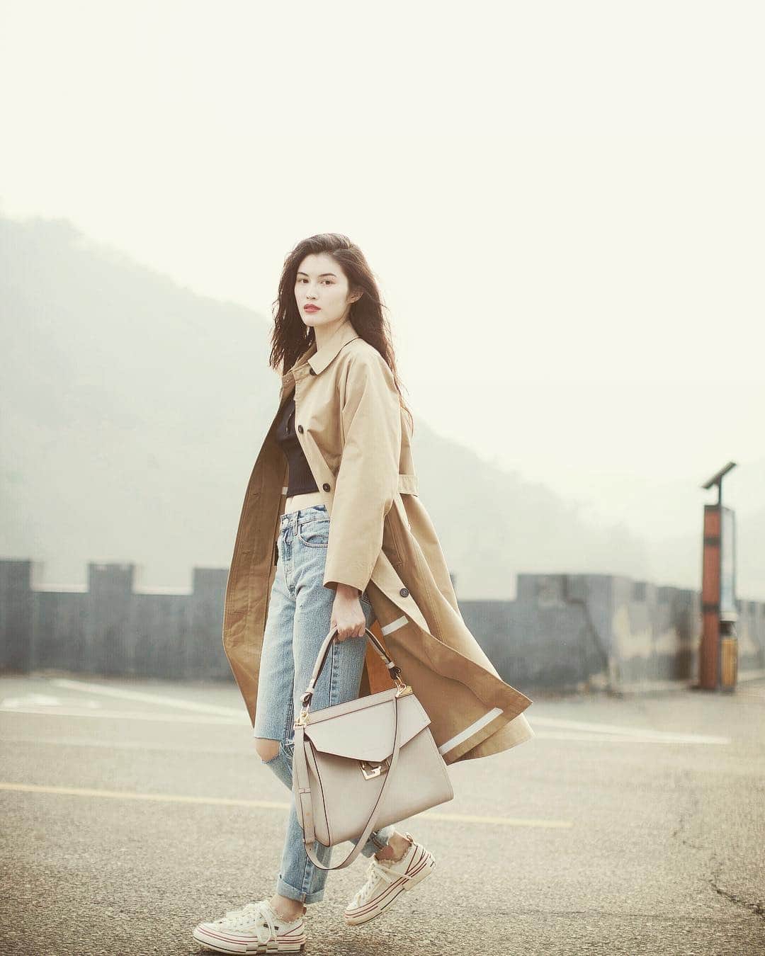 スイ・ヒーのインスタグラム：「#burberry #givenchybag」
