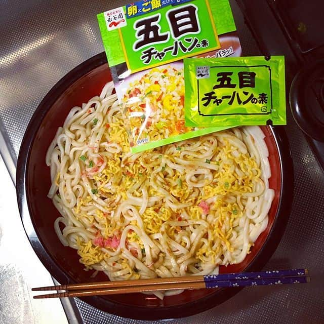 味ひとすじ　永谷園さんのインスタグラム写真 - (味ひとすじ　永谷園Instagram)「. #regram 【素敵なアレンジありがとうございます！とっても美味しそうですね♪】 @yasuko_shimizu0717 さんの投稿をリグラムさせていただきました！ #永谷園 #ゆるめしのみかた #ゆるめしの味方 #主婦の味方 『春色まぜうどん』  さっと茹でたうどんに永谷園さんのチャーハンの素を混ぜました。  ごはんに合うなら、うどんにも…と思いまして。  ごま油を回しかけたら、ごはん以上に箸が進んでしまいました。  彩りは錦糸玉子と桜でんぶで。でんぶが甘過ぎる場合は、代わりにアミ（ちっこい海老）を加えたり、ラー油をちょい足ししても良いかと思います。  作りながら、つい、「ち〜らし〜 ずし〜なぁぁら🎵」と、口ずさんでしまった私。うどんだっつーの。  今日は春の到来を告げる“春雷”があるかもしれないとのこと。  そりゃ、歌いたくもなるわけだ。  けれど、まだまだ寒の戻りも油断できません。  皆様、どうぞ、ご自愛下さいませ。  #チャーハンの素#五目#永谷園#チャーハンの素なら永谷園 #うどん#ゆで#シマダヤ#食塩ゼロ#49円は魅力#錦糸たまご#みやけ食品#桜でんぶ#臀部#ではない笑#ヤマト食品#ずぼら飯#かんたんごはん #ひな祭りの夜に#恐る恐る出したら#家族が大喜びしてくれて#嬉しかったです」4月26日 12時00分 - nagatanien_jp