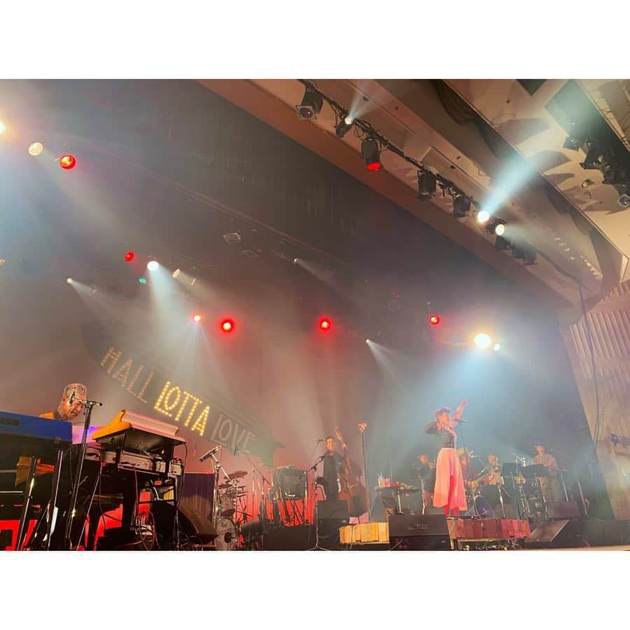 EGO-WRAPPIN'さんのインスタグラム写真 - (EGO-WRAPPIN'Instagram)「「HALL LOTTA LOVE」名古屋公演お越し頂いたみなさんありがとうございました！ 初の名古屋での開催。ホールならではのライブを楽しんで頂けたかと思います。  今回の「HALL LOTTA LOVE」で初披露した新曲「timeless tree」のMVを公開しました！ 初の全編アニメーションで歌詞の内容に伴い一本の木をテーマにした物語になっています。  合わせて初回ラッピンに同梱されるLIVE DVDのトレーラー映像も完成しました。 告知していました2018年の「HALL LOTTA LOVE」に加え、先日4/7に行いました 「HALL LOTTA LOVE」中野サンプラザ公演から4曲収録します！ 今回のツアーに来られた方も見れなかった方も是非是非見てください！  詳細はストーリーにてご覧ください。  #egowrappin #エゴラッピン #halllottalove #名古屋市公会堂  #timelesstree #新曲 #Newalbum #DreamBabyDream」4月26日 12時00分 - egowrappin_official