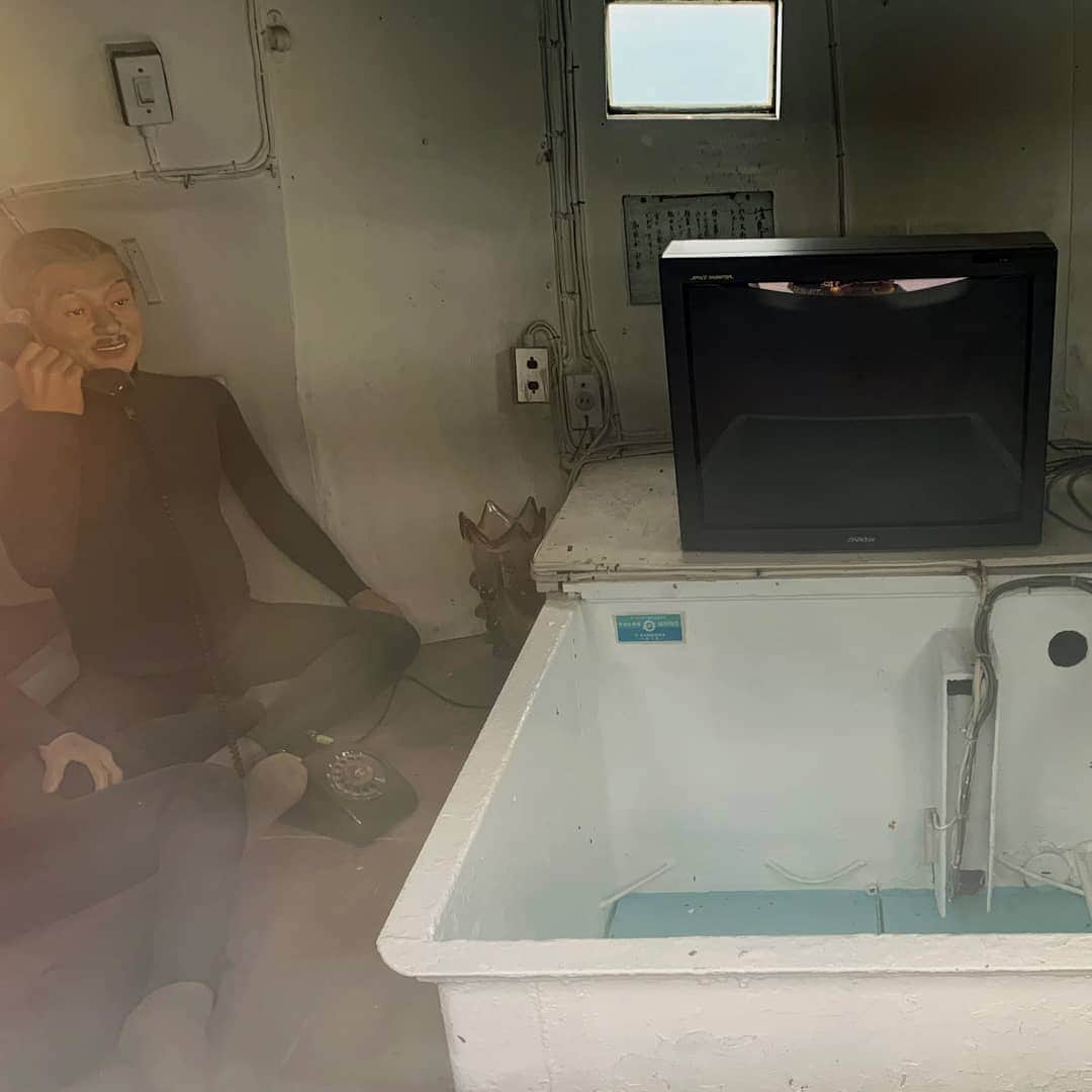 美ら島Travel のインスタグラム：「東京お台場にある船の科学館で展示されている海底ハウス【歩号1世】の中の様子です。 もはや懐かしいブラウン管のテレビに、黒電話で電話をしています。 以外に中は広く、しっかりとくつろげそうです。 でもずっと海底にいるのってどうなんですかね？ 住めば都でしょうかね♪ . ☆★☆★☆★☆★☆★☆★ 船の科学館 住所：東京都品川区東八潮3番1号 電話番号：03-5500-1111 ☆★☆★☆★☆★☆★☆★ . #japan　#tokyo　#travel　#lovejapan　#lovetokyo　#odaiba　#museumofmaritimescience　#東京　#お台場　#船の科学館　#科学館　#海底ハウス　#歩号1世　#南極観測　#海　#南極　#ワクワク　#一人旅　#旅行　#旅行女子　#旅女子　#旅好き　#旅行好きな人と繋がりたい　#観光名所　#観光　#東京旅行　#東京観光」