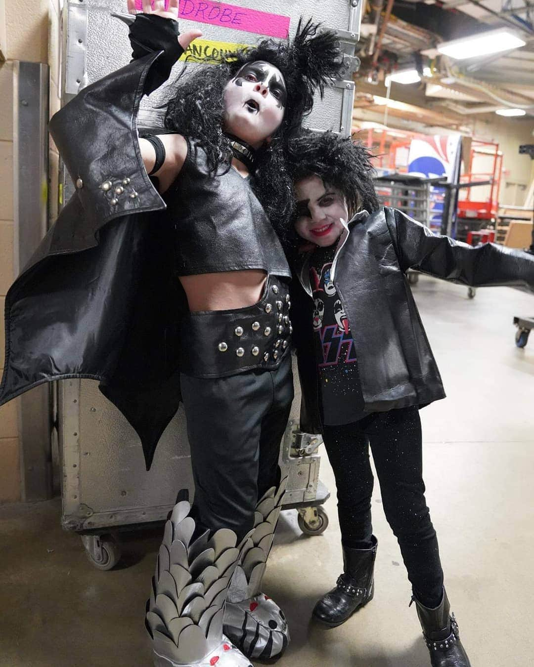 KISSさんのインスタグラム写真 - (KISSInstagram)「#KISSKIDS ROCK! So great seeing all the young fans on the #EndOfTheRoad Tour. #KISSARMY」4月26日 6時43分 - kissonline