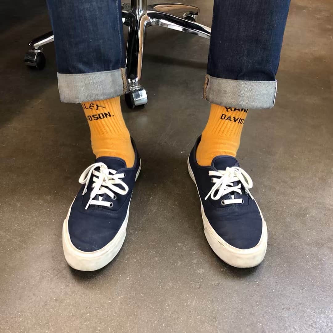 シービーズのインスタグラム：「How do you tie your laces? 👟We asked some of the SeaVees crew to weigh in. Double knot or single, carefree or neat, they all follow one golden rule...the loop is the same length as the remaining lace for a balanced look👌」