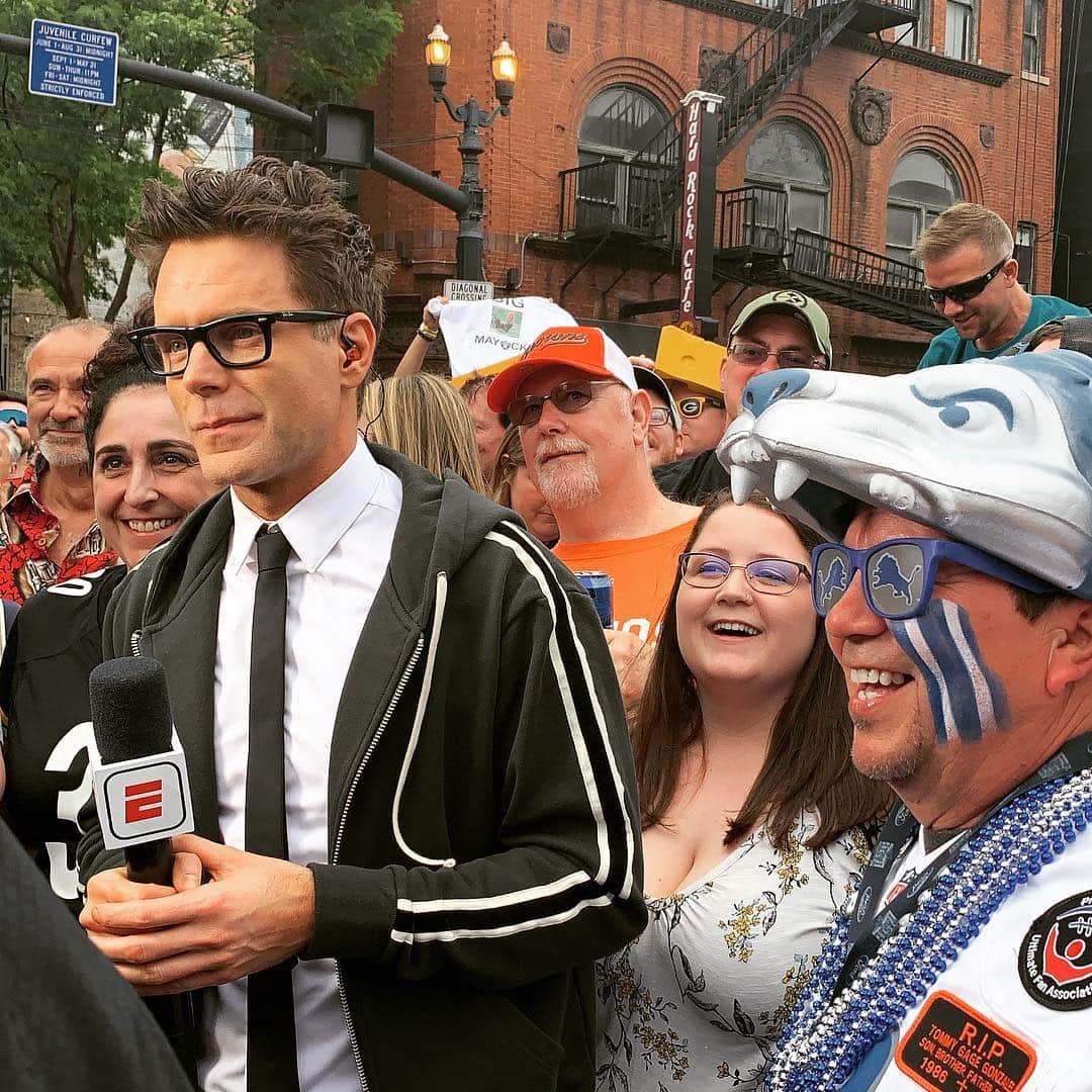 アメリカン・ブロードキャスティング・カンパニーのインスタグラム：「@mrbobbybones reporting live from the heart of the 2019 #NFLDraft!」