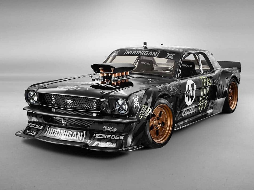 ケン・ブロックさんのインスタグラム写真 - (ケン・ブロックInstagram)「I still ❤️ the original setup of my Ford Mustang RTR Hoonicorn that we had for #GymkhanaSEVEN. To see this machine in-action in an all-new, never-before-seen version of that film shot entirely on Super 8 film, go hit the link in my bio! Photo: @Tony_Harmer. #carporn #Hoonicorn」4月26日 6時49分 - kblock43