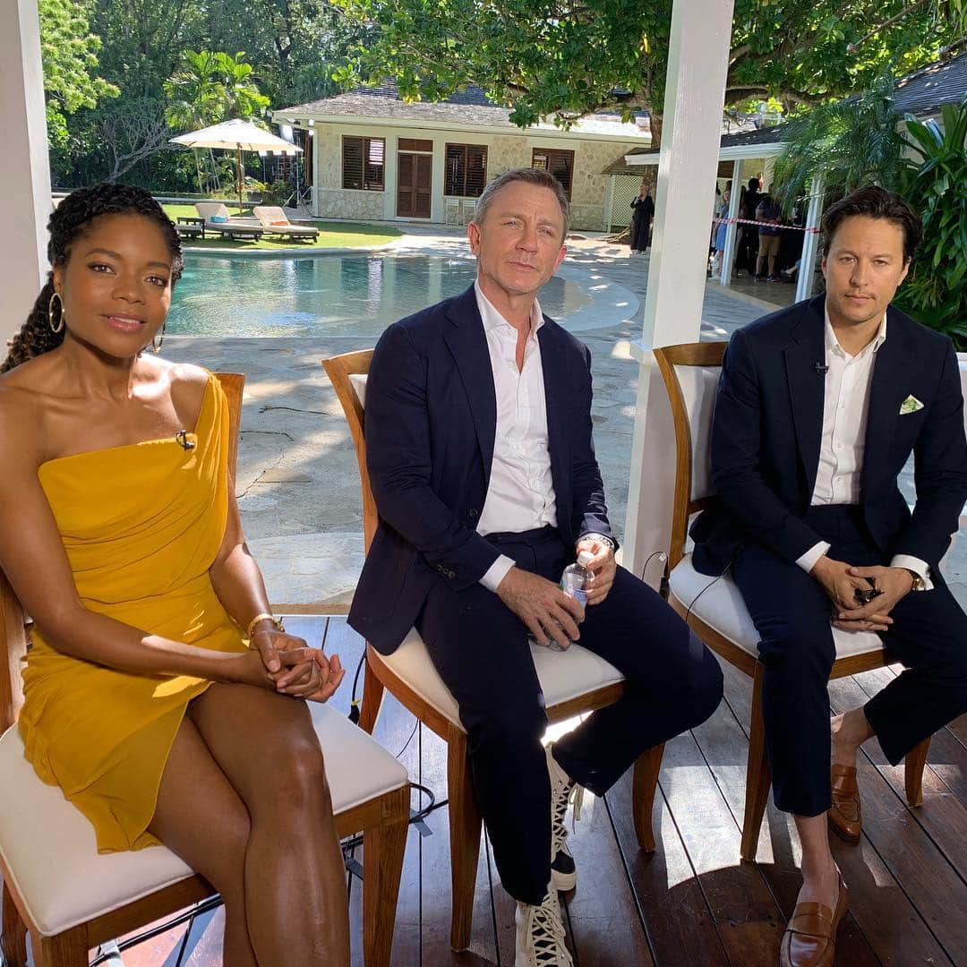 Good Morning Americaさんのインスタグラム写真 - (Good Morning AmericaInstagram)「We sat down with Director Cary Fukunaga, @naomieharris and Bond himself, Daniel Craig, to talk about the latest @007 movie! #Bond25  SEE INTERVIEW AT LINK IN BIO.」4月26日 6時57分 - goodmorningamerica