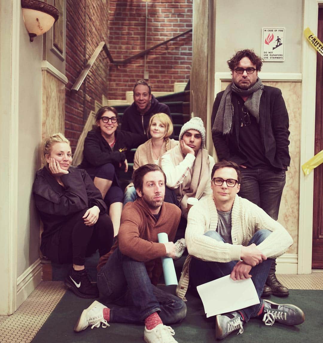 メリッサ・ラウシュのインスタグラム：「Hey y’all! Who’s in for an awesome new @bigbangtheory_cbs tonight? @kevsussman @kaleycuoco @missmayim @therealjimparsons @kunalkarmanayyar @sanctionedjohnnygalecki #simonhelberg 📸: @ansleyrix 💛」