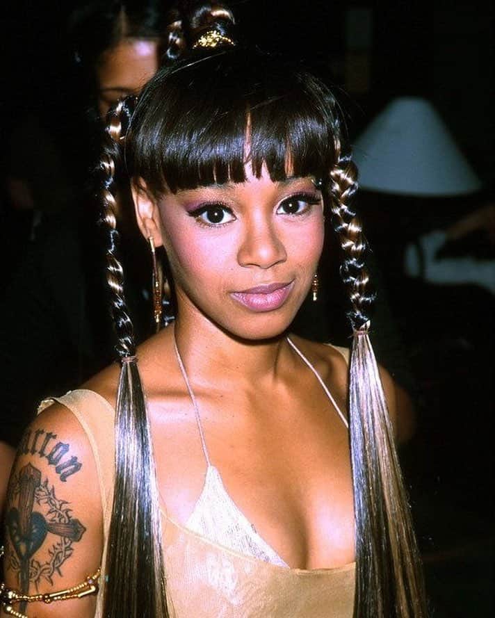 Vogue Beautyさんのインスタグラム写真 - (Vogue BeautyInstagram)「Serving up idiosyncratic looks, most notoriously above the neck, was something Lisa "Left Eye" Lopes did without fail. The TLC member, who the world lost tragically 17 years ago today, was by all definitions a beauty chameleon, yet always stuck to her signatures—sculptural updos, vivid gazes, and a graphic black stripe etched beneath her left eye—reimagining them with each combination more mesmerizing than the next. Tap the link in our bio to look through her best beauty looks of all time.」4月26日 7時11分 - voguebeauty