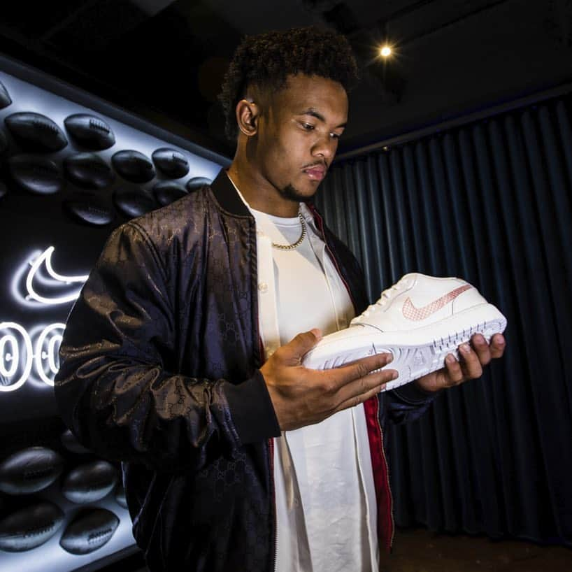 Sneaker News x Jordans Dailyさんのインスタグラム写真 - (Sneaker News x Jordans DailyInstagram)「#KylerMurray to wear a 1 of 1 Air Jordan 1 Low custom for Draft night. Features custom tongue label and a light post on the heel. #jordansdaily」4月26日 7時23分 - jordansdaily