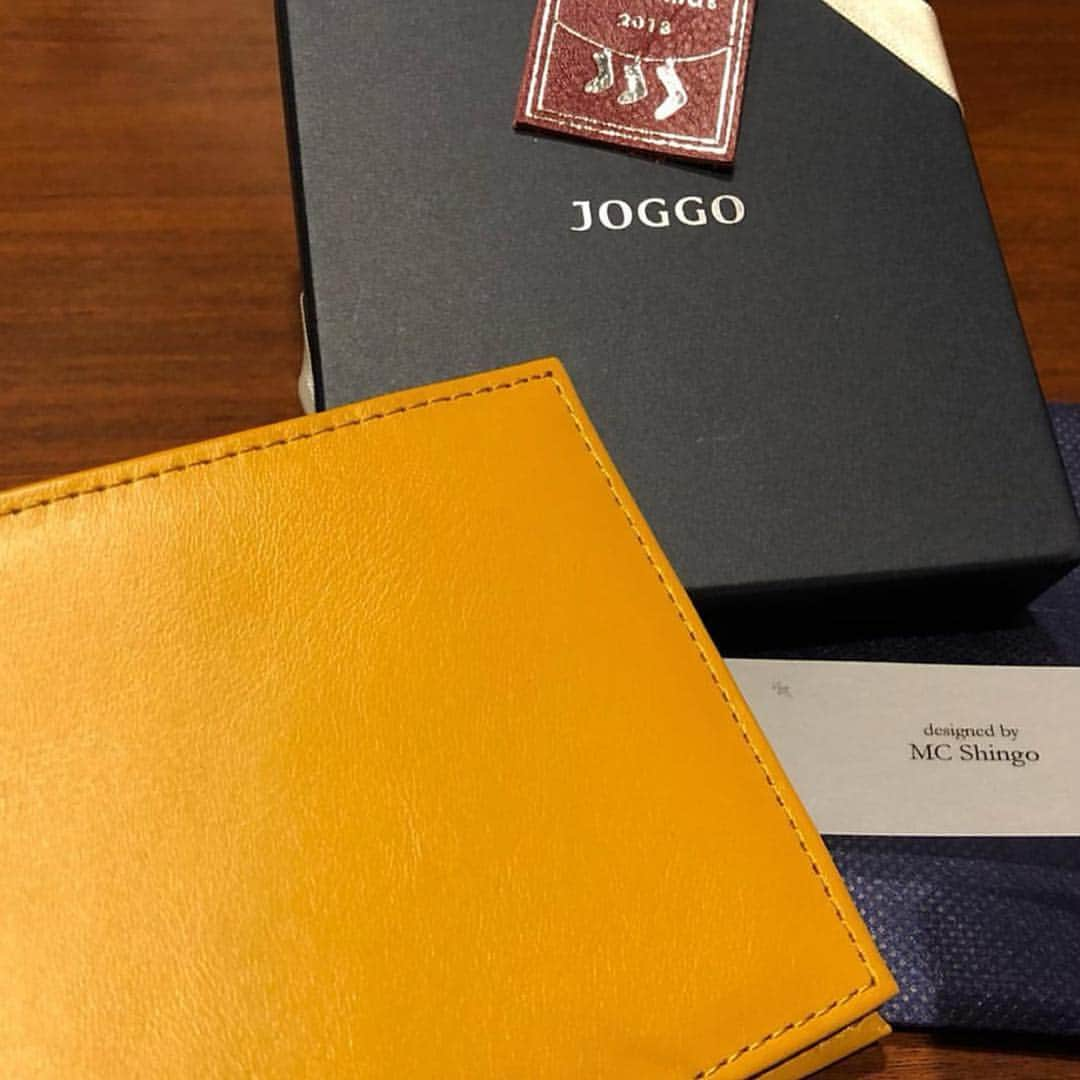 MCしんごさんのインスタグラム写真 - (MCしんごInstagram)「@joggo_store の 5/31迄の限定発売!! レモンイエローとグレージュの2色✨  てか色が可愛すぎる❤ しかも中はオーダーメイドカスタムとしてな、財布の中のカラーなど細部までカスタム可能✨  以前後輩にオリジナルの財布プレゼントしたけど…使ってくれてるかな?! 限定色はなくなり次第終わりなので、5月末までと言わずいますぐチエック✨  今なら僕のInstagram見てくれたら500円割引のクーポンコード【jog45LC371】発行中!! @joggo_store HP https://joggo.me/event/newcolor201904/  #JOGGO  #JOGGO春の限定色 #pr  #joggo  #PR #2018せらjoggo #クリスマス #gift #present #xmas #leather #leathercraft #ordermade #original #wallet #thankyou #感謝 #friends #fashion #cool #MCしんご  #オリラジ #custom  #オリエンタルラジオ #モノマネ #ものまね #お笑い #芸人 #swag #photooftheday📸」4月26日 7時32分 - mc_shingo