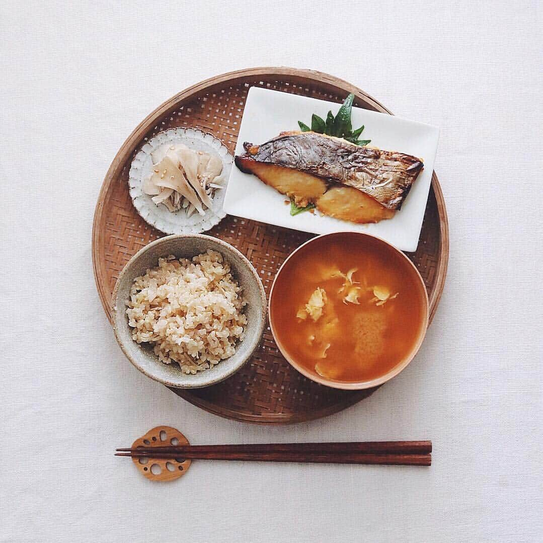 樋口正樹さんのインスタグラム写真 - (樋口正樹Instagram)「Today's breakfast . 今朝は焼き魚定食。 生姜入り玄米ご飯、 サワラの西京焼き、 かき玉のお味噌汁、 まいたけの酢の物。 . . #朝ごはん #鰆の西京焼き #鰆 #焼き魚定食 #かき玉汁 #玄米ご飯 #japanesebreakfast」4月26日 7時40分 - higuccini