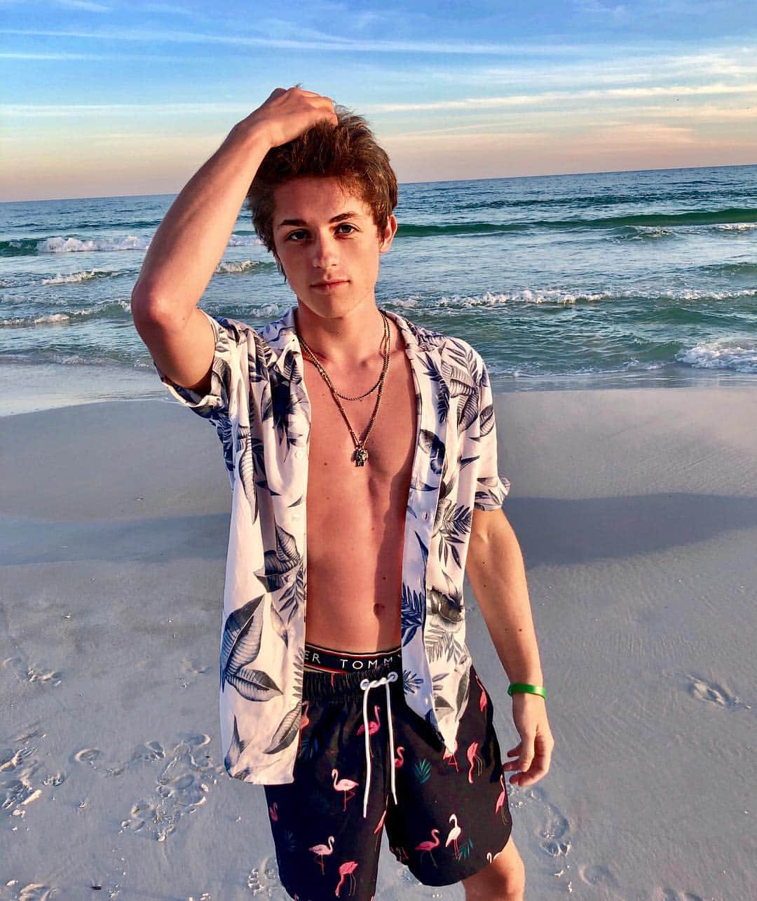 Dylan Dauzatのインスタグラム：「Yeah I’m somewhere on a beach 🌴 sippin something strong 🍺 got a new girl, she got it goin on 💁🏼‍♀️we drink all day, party all night 🎊 I’m way to drunk to have you on my mindddd 🙇🏽‍♂️ she got a bodyyyy 😛 yeah she’s naughty 😈🎶☀️」