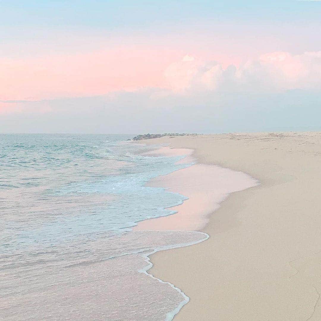 Instagramさんのインスタグラム写真 - (InstagramInstagram)「This desert beach is a pastel dream come true. “The sound of the crashing waves, the immense sand, the shades that touch the water and the sand are always a great inspiration,” says photographer Ana Marques (@anamarques210376). #WHPplanetearth Photo by @anamarques210376」4月26日 7時55分 - instagram