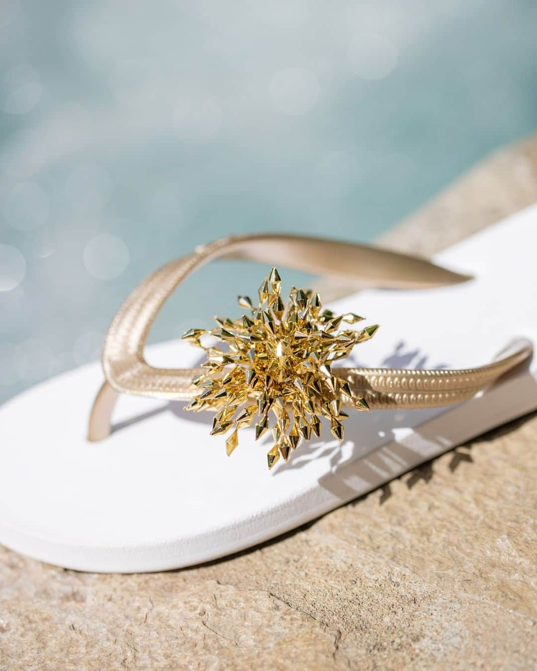 Popits Hawaiiさんのインスタグラム写真 - (Popits HawaiiInstagram)「Flat Two-Tone White x Lt. Gold + Pom Pom Gold charm✨❤️⁣ ⁣ ⁣ #popitshawaii #ポピッツ #sandals #charms #alohastate #luckywelivehawaii #waikiki #footwear #thong #happyfeet #flipflops #slippers #ハワイ #ハワイ旅行 #ハワイ好き #ハワイ大好き #ハワイ好きな人と繋がりたい #ビーチサンダル #フラ #フラダンス #占い」4月26日 7時47分 - popitshawaii