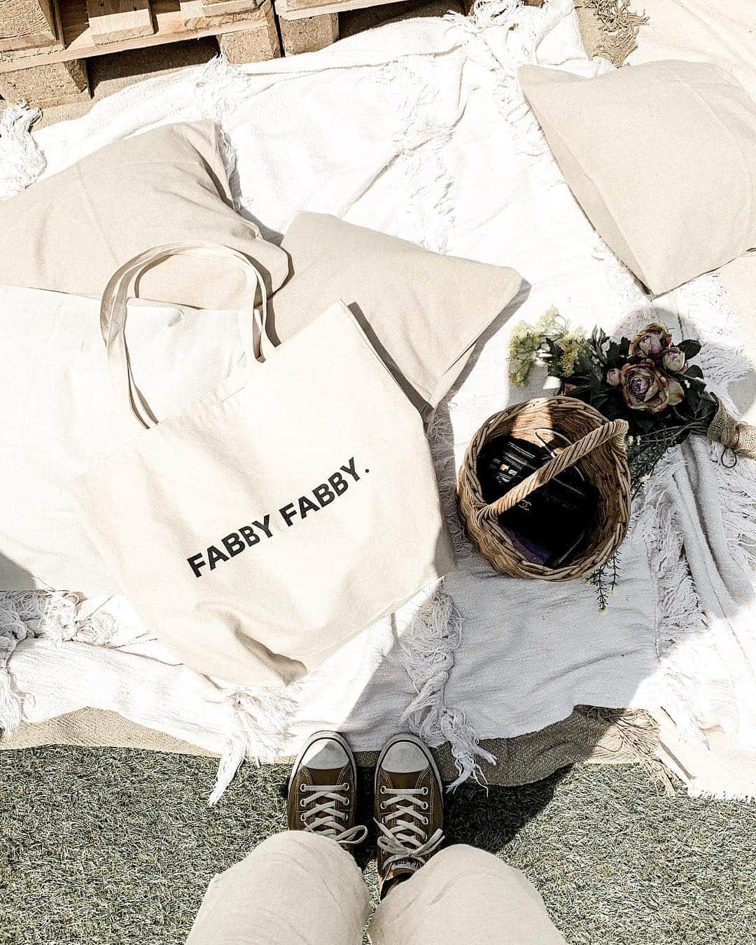 のインスタグラム：「・ ・ tote bag … @fabbyfabby_tokyo 大きくてたくさん入るから旅行の時とかは これに着替えいれたりする◡ູ̈ ・ ・ #shoes#sandal#海外#旅行#準備#海外旅行#家族旅行#海#summer#足元#足元倶楽部#足元クラブ#shopping#ファッション#fashion#ootd#Life#Lifestyle#コーディネート#coordinate#bag#fabbyfabby_tokyo#totebag#カゴバッグ」