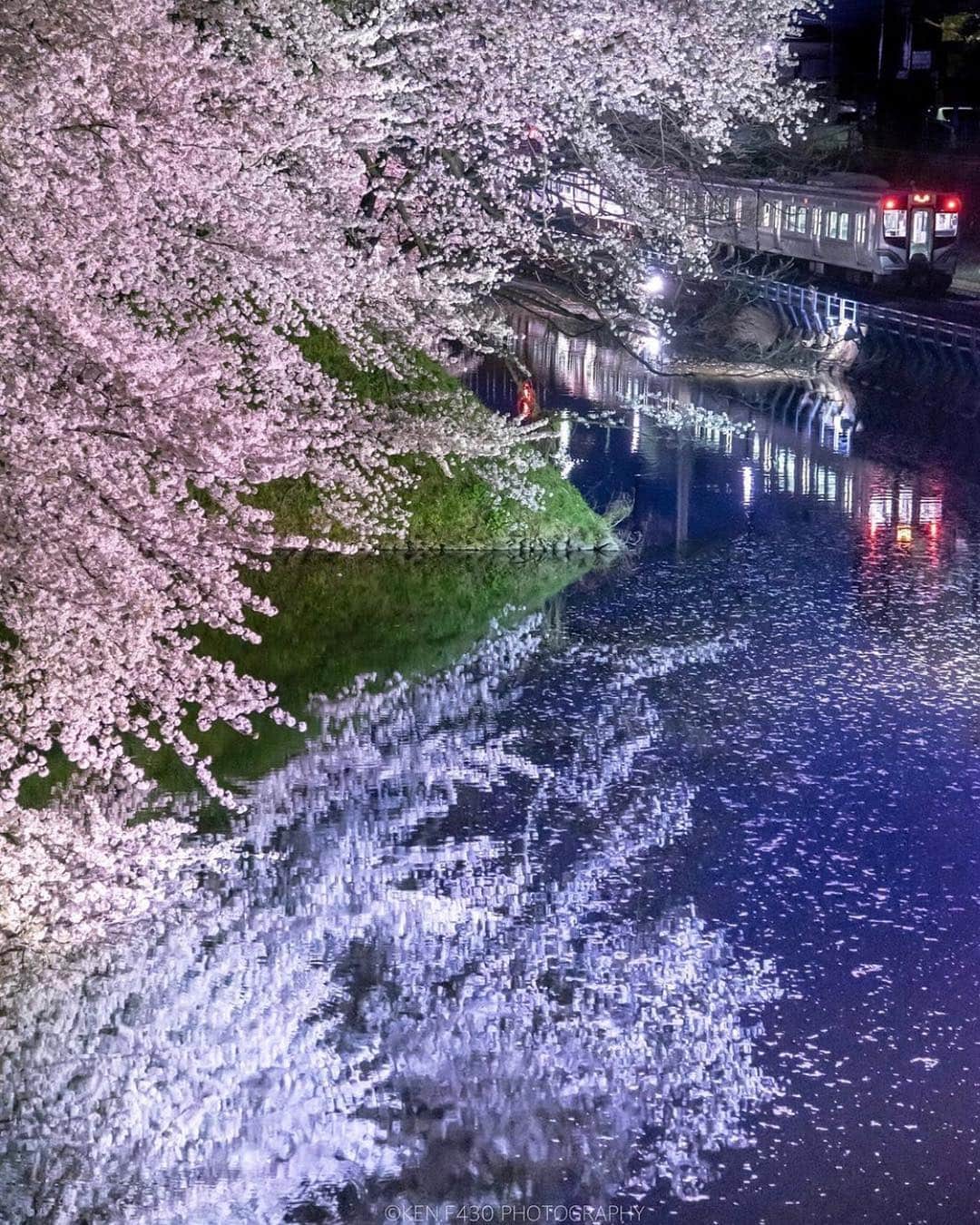 はなまっぷ❁日本の花風景さんのインスタグラム写真 - (はなまっぷ❁日本の花風景Instagram)「🍃🌸はなまっぷ平成最後の桜まつり🌸🍃 * @ken.f430 さんの 平成の桜に花まるを💮 * 平成を彩る日本の美しい桜をありがとうございます😊🌸🍃 * 見頃を過ぎている場所もご紹介しています。 お出かけの際はHP等で最新の情報をご確認くださいね🙏🌸🍃 * 🌸•••🍃•••🌸•••🍃•••🌸•••🍃•••🌸 * 🌸桜まつり概要🌸 * 期間:平成最後の日まで タグ:#はなまっぷ * #はなまっぷ  のタグの中から、桜のお写真をどんどんご紹介させていただきます。期間中はランダムに、複数枚投稿でもご紹介させていただく場合がございます。 * #桜#sakura#花見#さくら#日本#春#花#平成最後の#満開 * 🌸•••🍃•••🌸•••🍃•••🌸•••🍃•••🌸 * はなまっぷより * 💌LINEスタンプ「はなまっぷちゃん」絶賛発売中！みなさんのLINEにも花まるを💮 💌はなまっぷ本、Amazonや全国の書店さんで満開です！ぜひお手にとっていただけると嬉しいです🌸 * LINEスタンプ、はなまっぷ本は、プロフ欄記載のTwitterアカウントよりご確認ください。 * 🌸•••🍃•••🌸•••🍃•••🌸•••🍃•••🌸 *」4月26日 7時53分 - hanamap