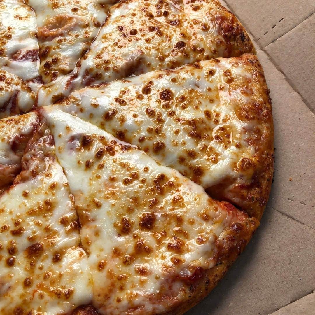Domino's Pizzaさんのインスタグラム写真 - (Domino's PizzaInstagram)「You can add 3 toppings to this 🧀 pie. What would you pick? Sound off below. 👇 • • • • •  #cheese #cheesy #toppings #pizza」4月26日 8時00分 - dominos