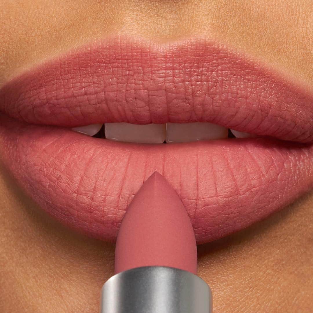 M·A·C Cosmetics BRさんのインスタグラム写真 - (M·A·C Cosmetics BRInstagram)「Quem aí é fã de batom rosinha? 💋  Se você ama aquele toque rosado nos lábios, que traz um ar delicado, sofisticado e saudável, precisa experimentar a cor Sultriness da coleçāo Powder Kiss. 💄  Quais são seus produtos cor de rosa favoritos? Conte aqui nos comentários! ❤  Corra pra loja, teste e garanta o seu! Compre também pelo site maccosmetics.com.br  #MACLipsBR #MACLovesLips #Batom #BatomMAC #MACPowderKiss #Regram @maccosmeticsturkiye」4月26日 8時00分 - maccosmeticsbrasil