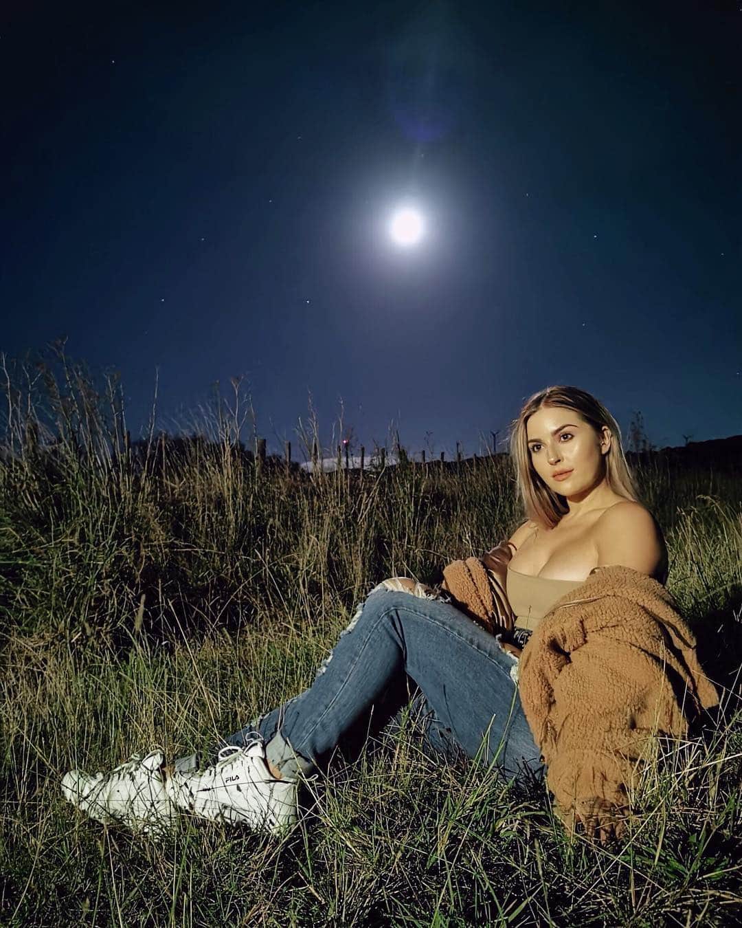 Shannonさんのインスタグラム写真 - (ShannonInstagram)「The @huaweimobilenz P30 Pro is capable of 50x zoom, so @mooshmooshvlogs and I drove out to the countryside to see if we could get a pic of the moon.... swipe for the results! 💕🌛 I've been using this for loads of my pics lately, it doesnt disappoint! 🥰 #shaaanxo #ad」4月26日 8時01分 - shaaanxo